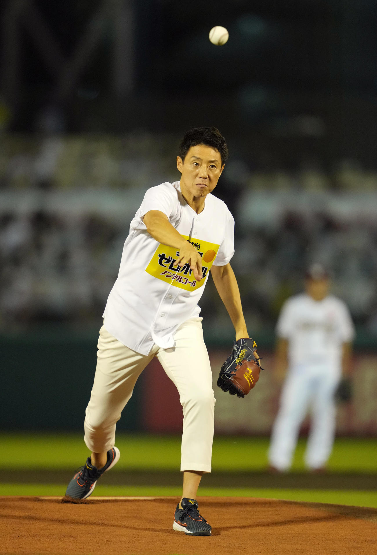 楽天対オリックス　19時44分、始球式を務める松岡修造（撮影・狩俣裕三）