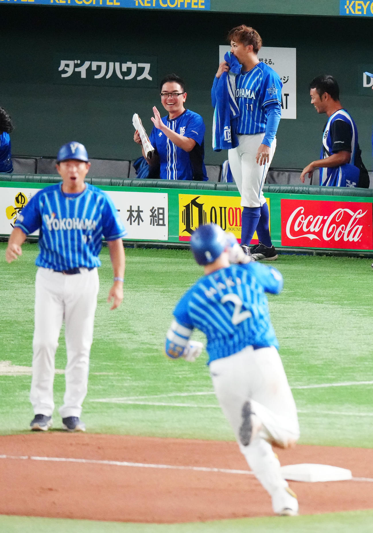 巨人対DeNA 9回表DeNA1死一塁、牧（手前右）が2点本塁打を放ち、ベンチ前に出る東（中央）（撮影・江口和貴）