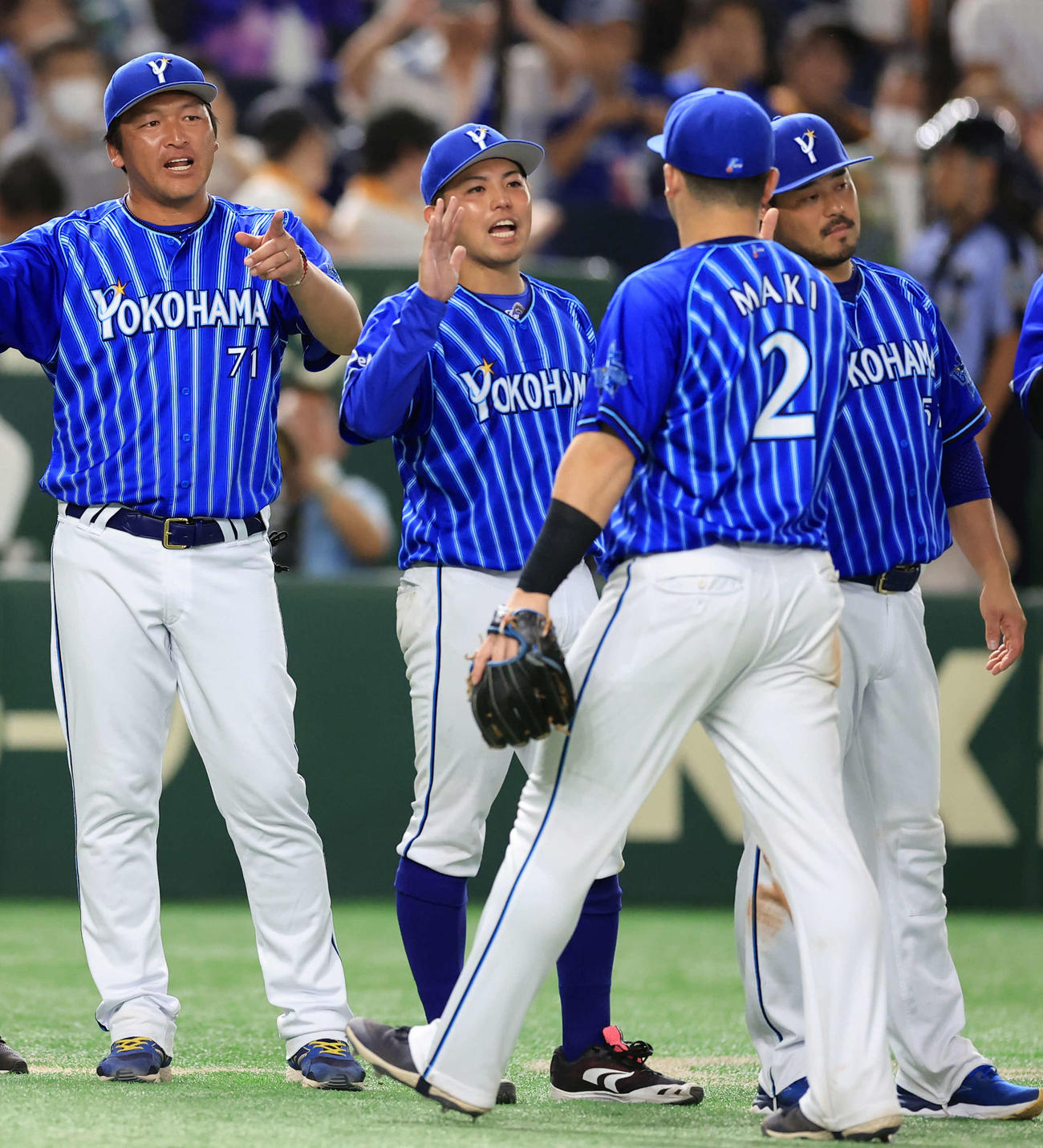 巨人対DeNA DeNAは4連勝を飾り、決勝打の牧（手前）をハイタッチで迎える東（中央）（撮影・浅見桂子）