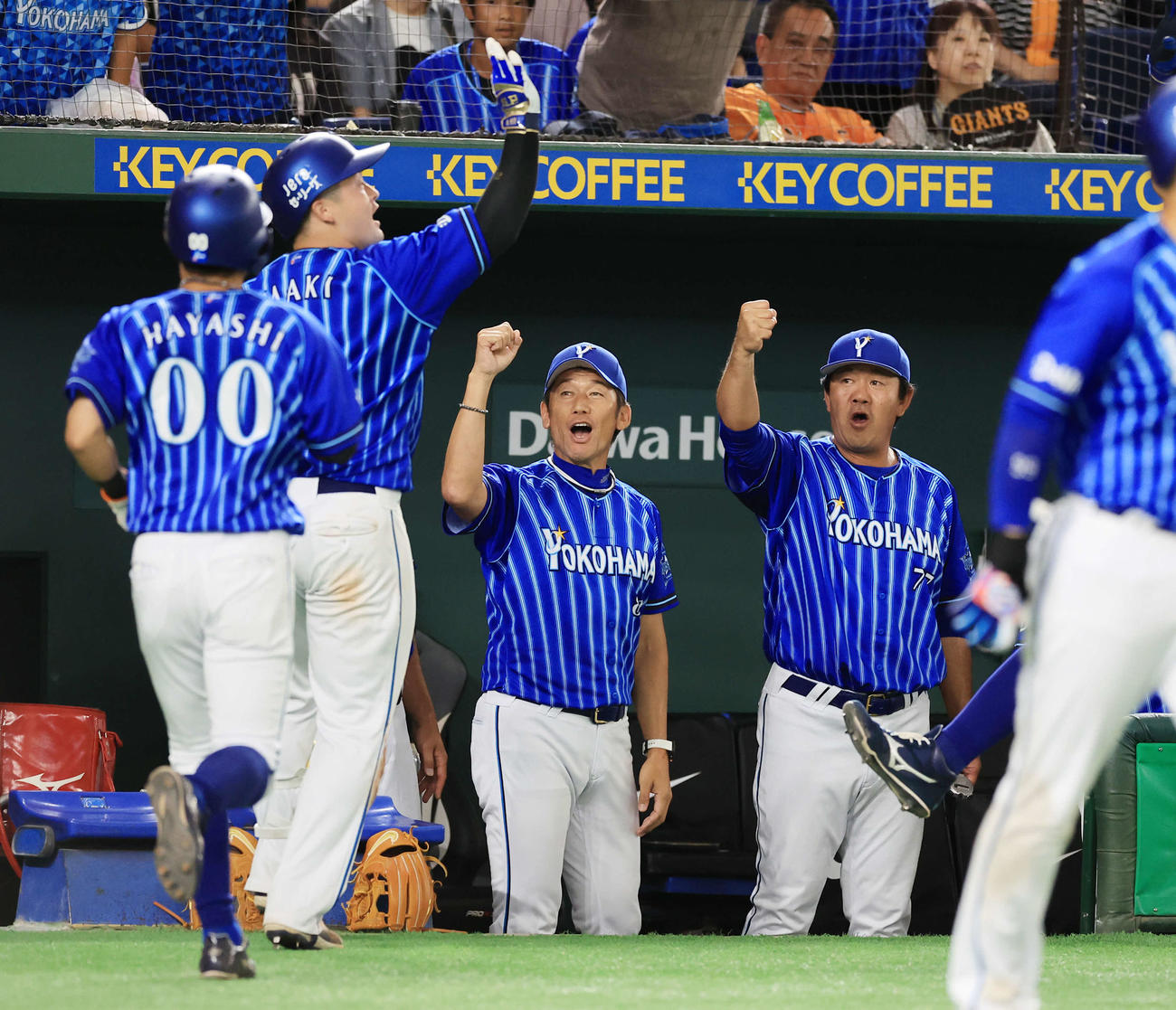 巨人対DeNA 9回表DeNA1死一塁、牧（左から2人目）が左越え逆転2点本塁打を放ち、ガッツポーズで迎える三浦監督（中央）ら（撮影・浅見桂子）