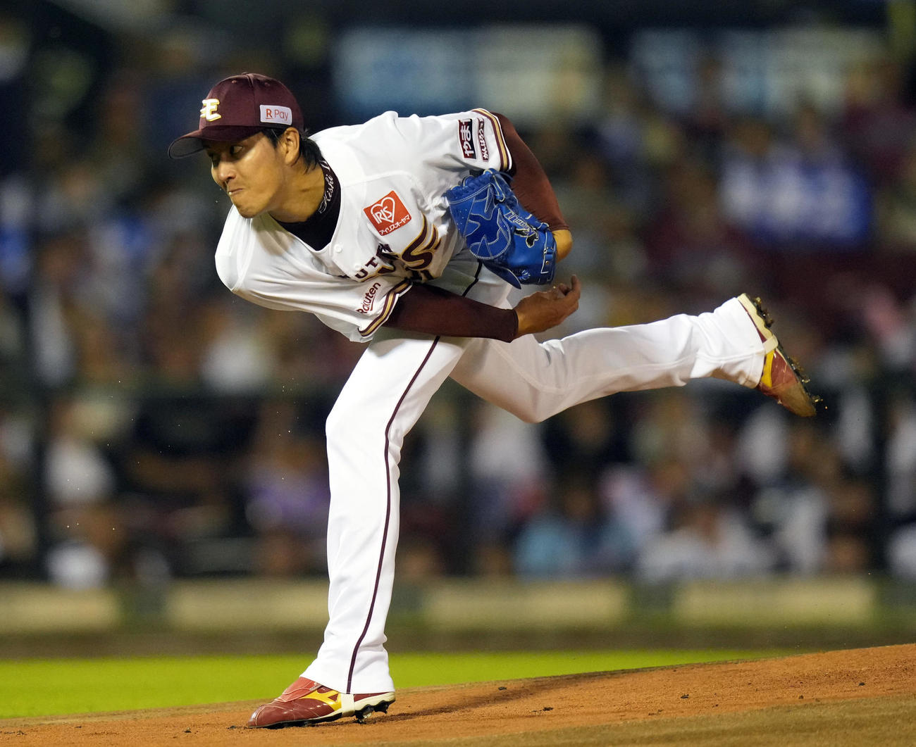 楽天対オリックス　19時46分に初球を投じる楽天先発の岸（撮影・狩俣裕三）