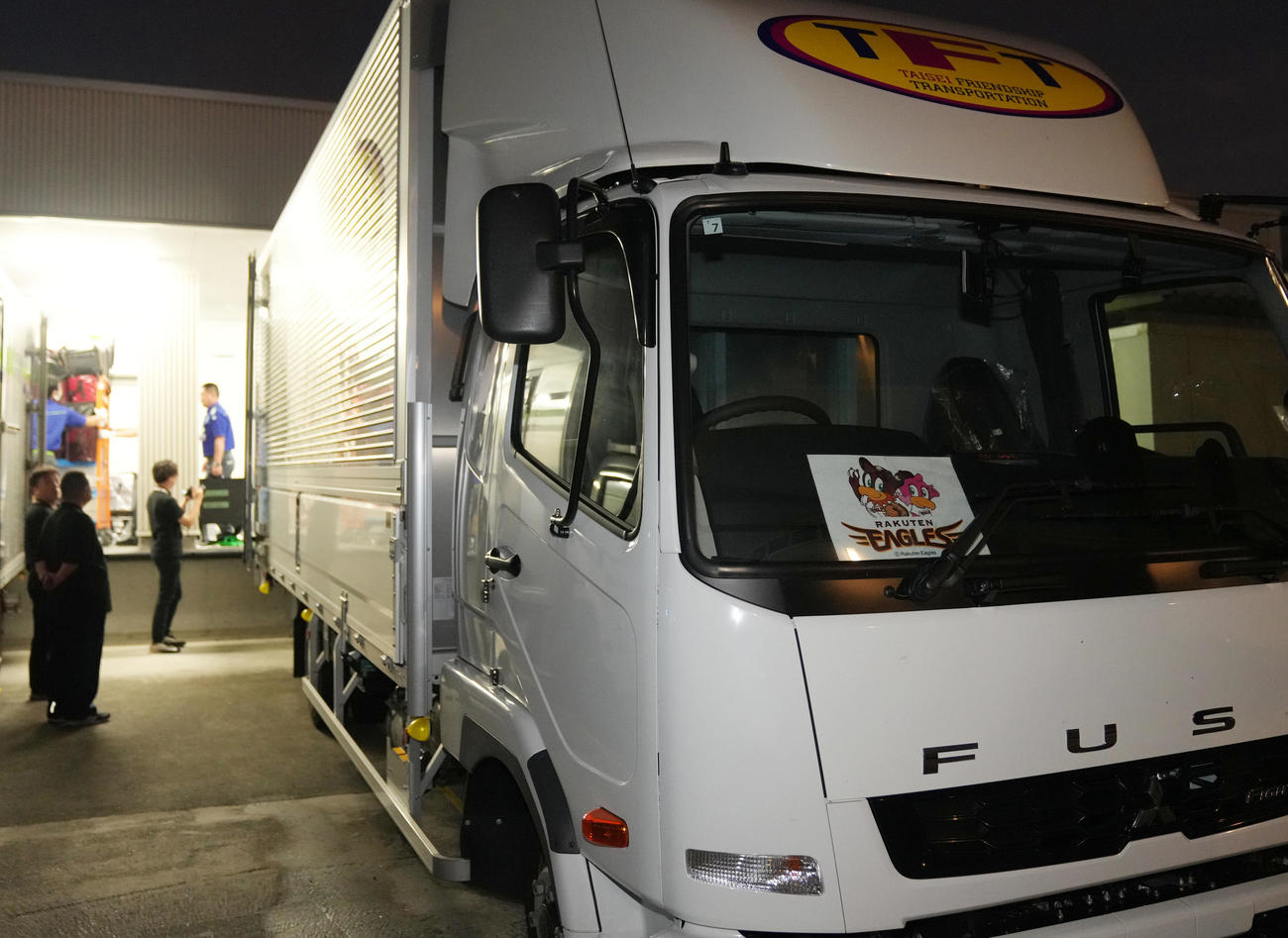 楽天対オリックス　高速道路の渋滞のため19時10分ごろに到着する楽天のチーム用具車（撮影・狩俣裕三）