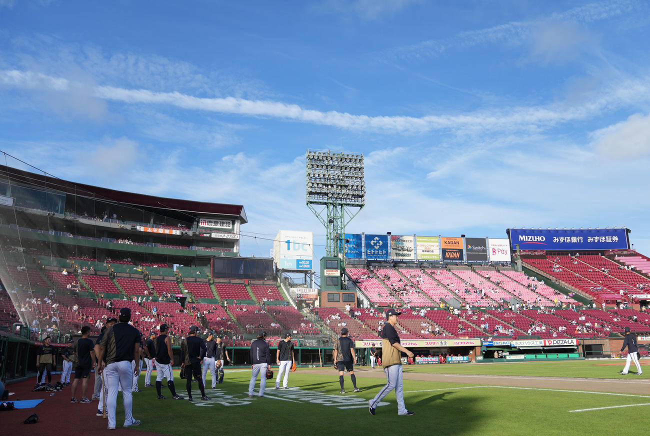 楽天対オリックス　試合開始が1時間遅れる中、練習をするオリックスの選手たち（撮影・狩俣裕三）