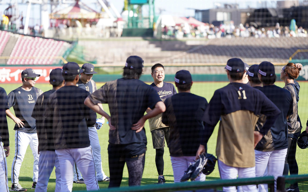 楽天対オリックス　試合が遅延することを選手に伝える中嶋監督（中央）（撮影・狩俣裕三）