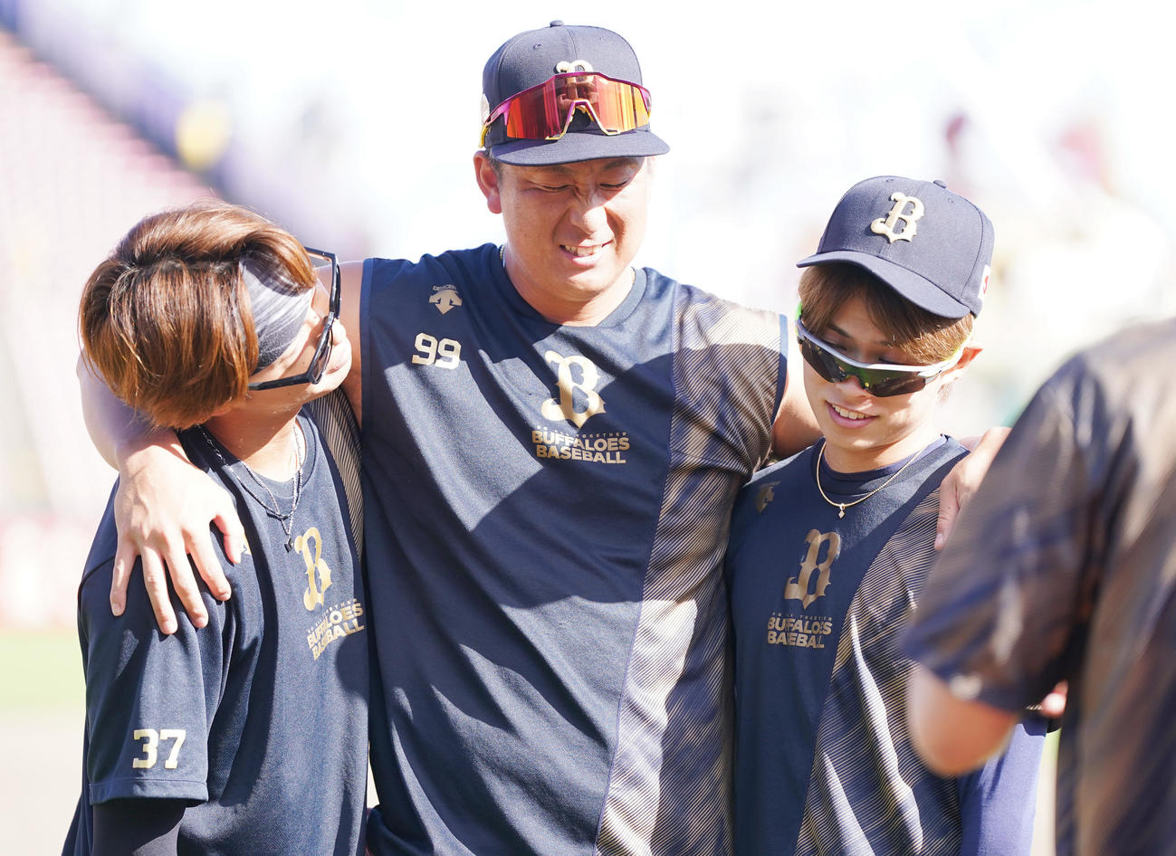 楽天対オリックス　1軍に合流し、石川（左）、山岡（右）と記念撮影をする杉本（撮影・狩俣裕三）