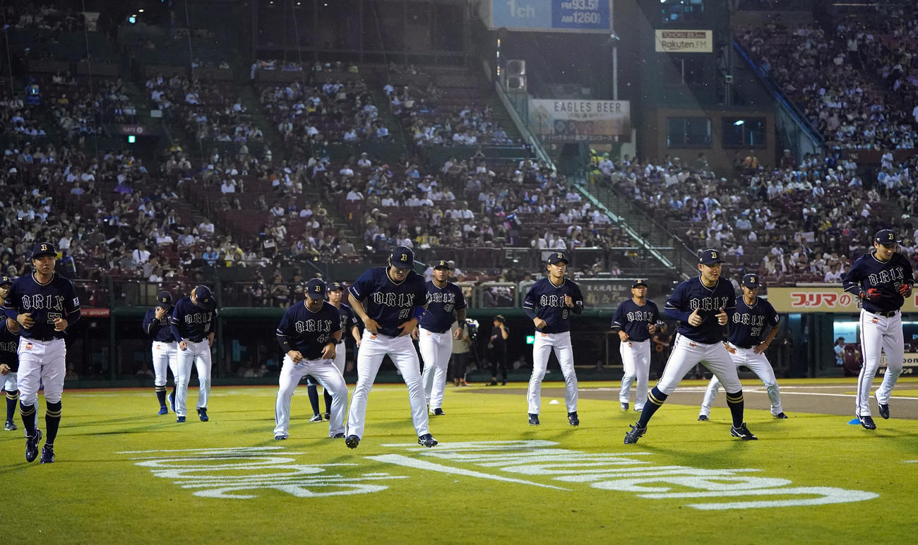 楽天対オリックス　19時22分からウオーミングアップを始めるオリックスの選手たち（撮影・狩俣裕三）