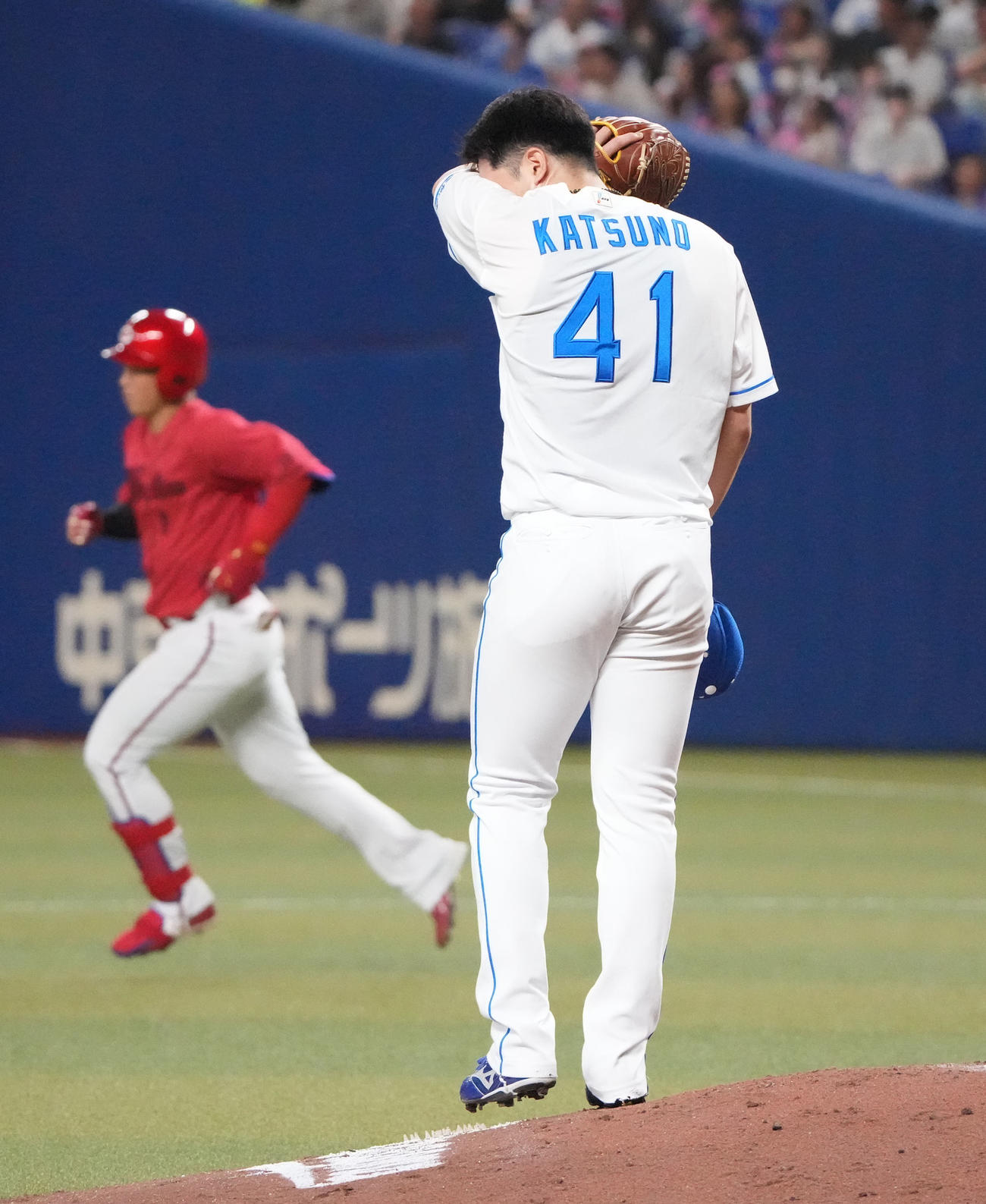 中日対広島　7回表広島2死三塁、堂林に左越え2点本塁打を打たれた勝野（右）（撮影・森本幸一）