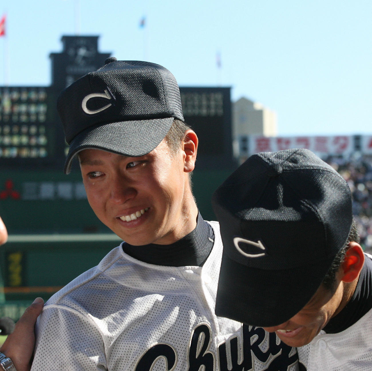 第91回全国高校野球選手権大会・15日目・中京大中京対日本文理　優勝を決めた中京大中京・堂林は、チームメートの祝福に涙を流す（撮影・築山幸雄）