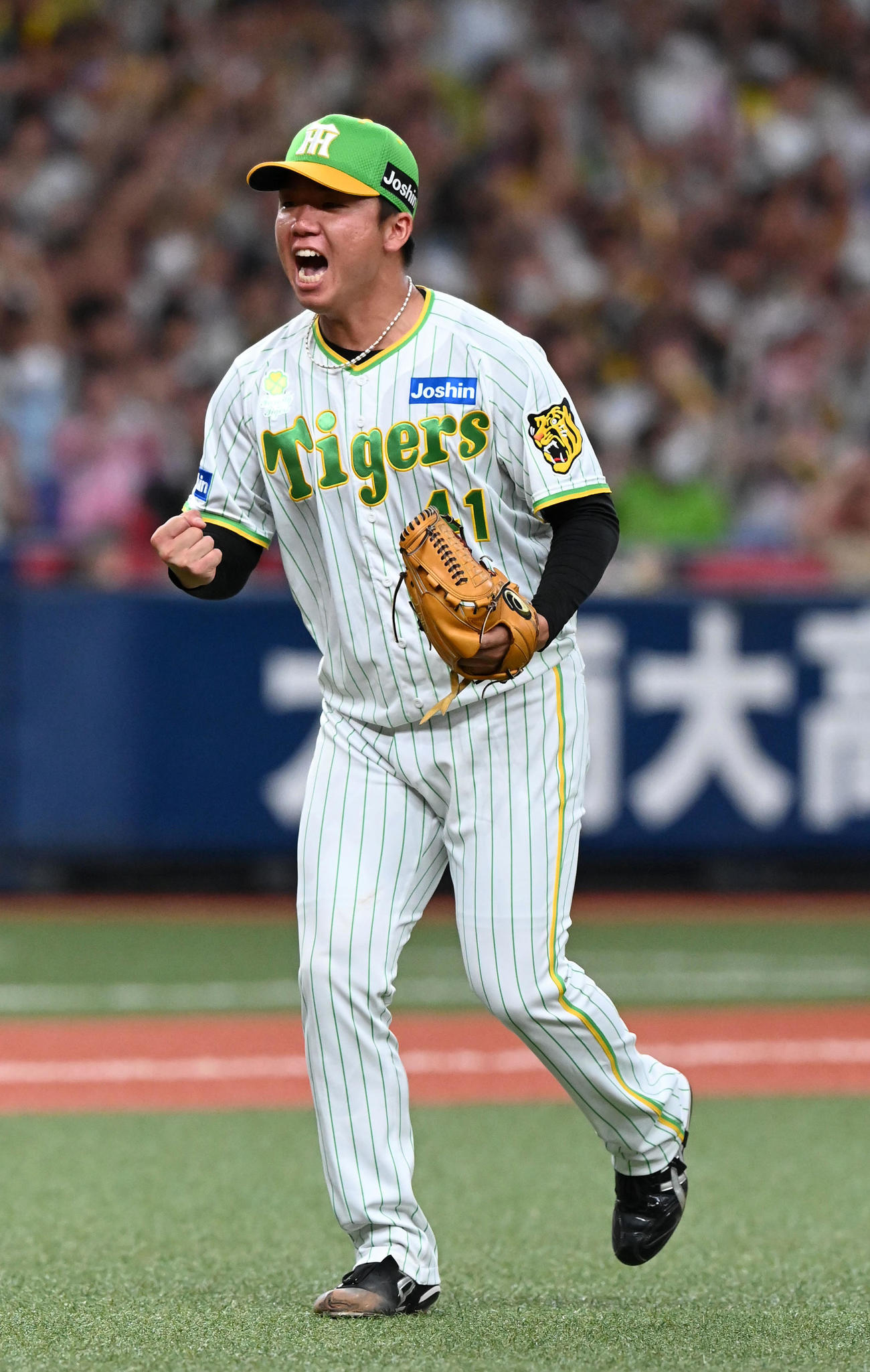 阪神対ヤクルト　7回表ヤクルト1死満塁、代打の川端を三ゴロ併殺に打ち取りほえる阪神村上（撮影・前岡正明）