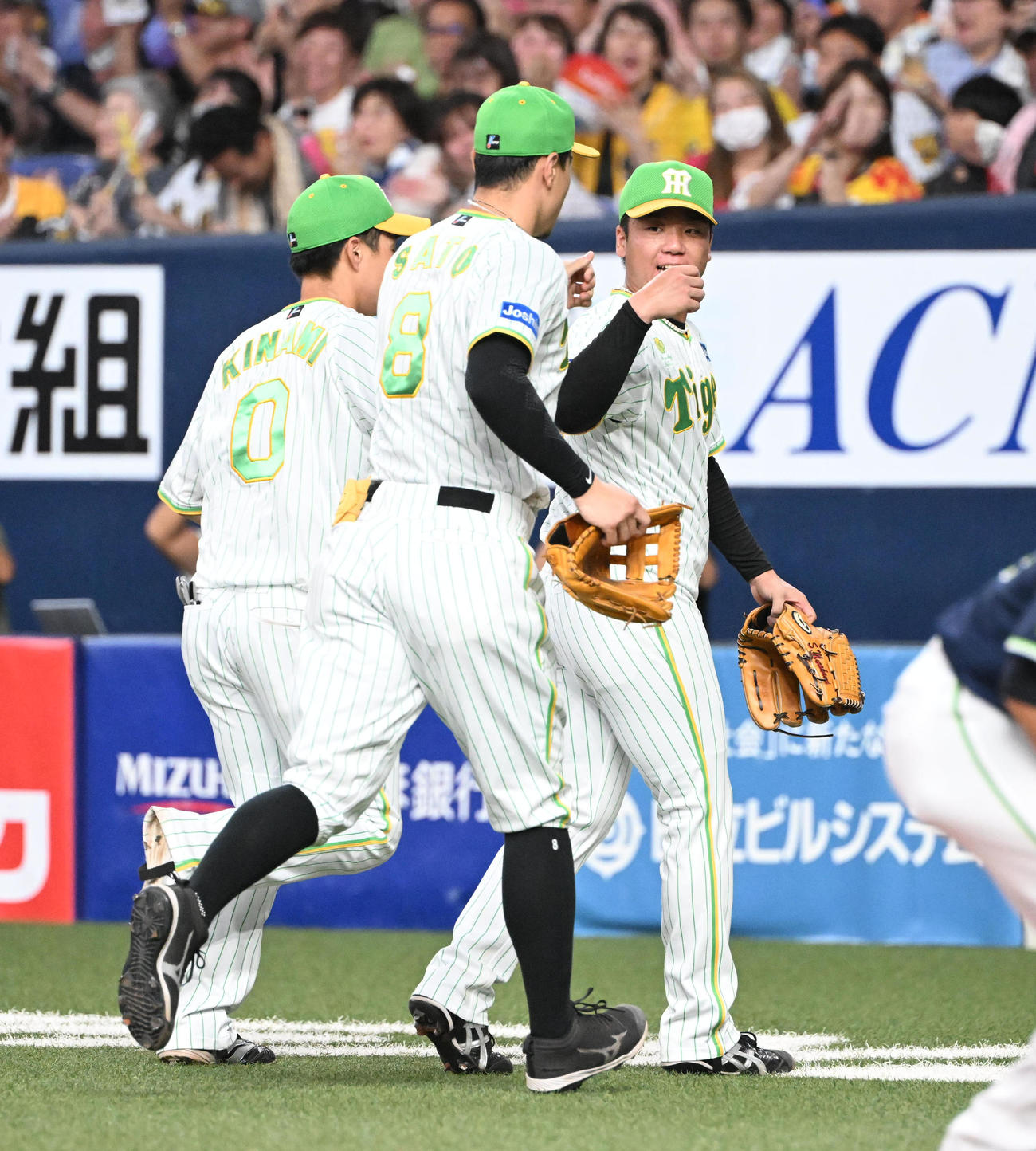 阪神対ヤクルト　7回表ヤクルト1死満塁、川端を三ゴロ併殺に打ち取り佐藤輝とタッチを交わす村上（右）（撮影・和賀正仁）