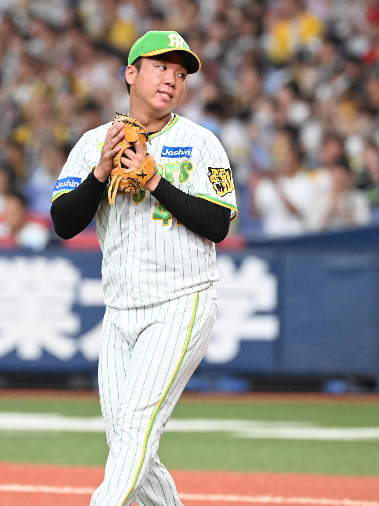 阪神対ヤクルト　6回表ヤクルト2死二塁、山田を左飛に打ち取り手をたたく村上（撮影・和賀正仁）