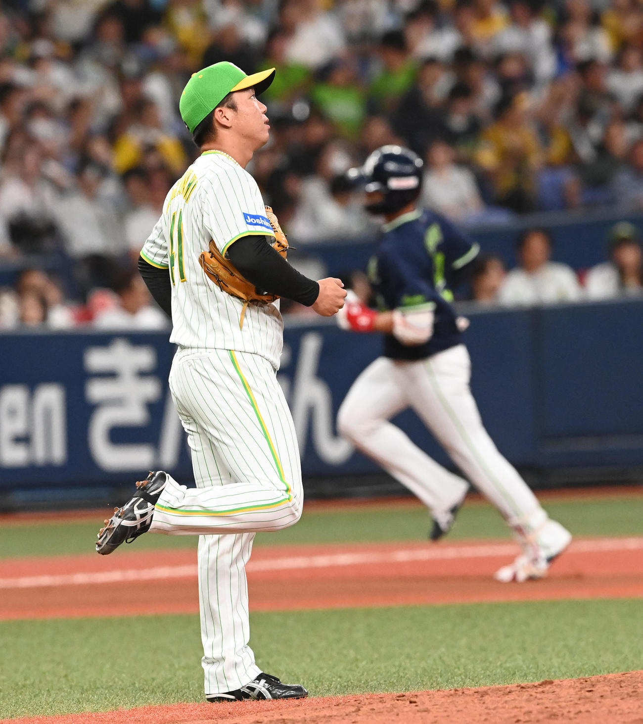 阪神対ヤクルト　4回表ヤクルト無死、村上は塩見に左越え同点本塁打を浴びる（撮影・前岡正明）