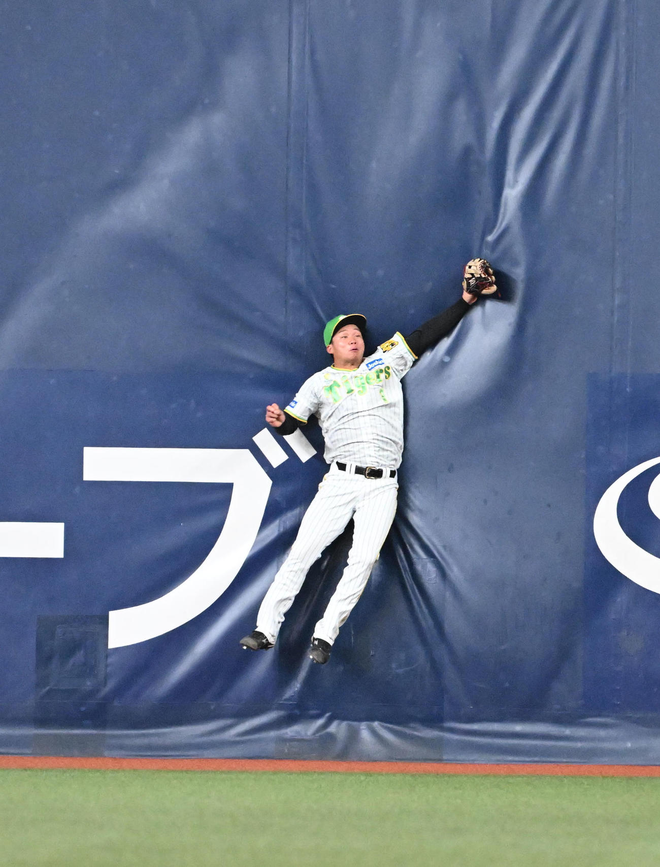 阪神対ヤクルト　8回表ヤクルト無死一塁、塩見の打球にジャンプして好捕する右翼手森下（撮影・和賀正仁）