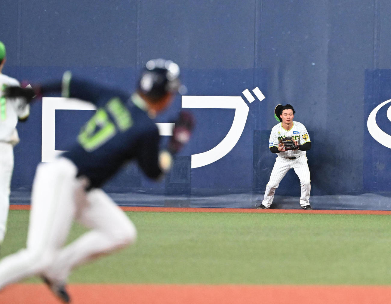 阪神対ヤクルト　8回表ヤクルト無死一塁、塩見の打球にジャンプして好捕する右翼手森下（撮影・和賀正仁）