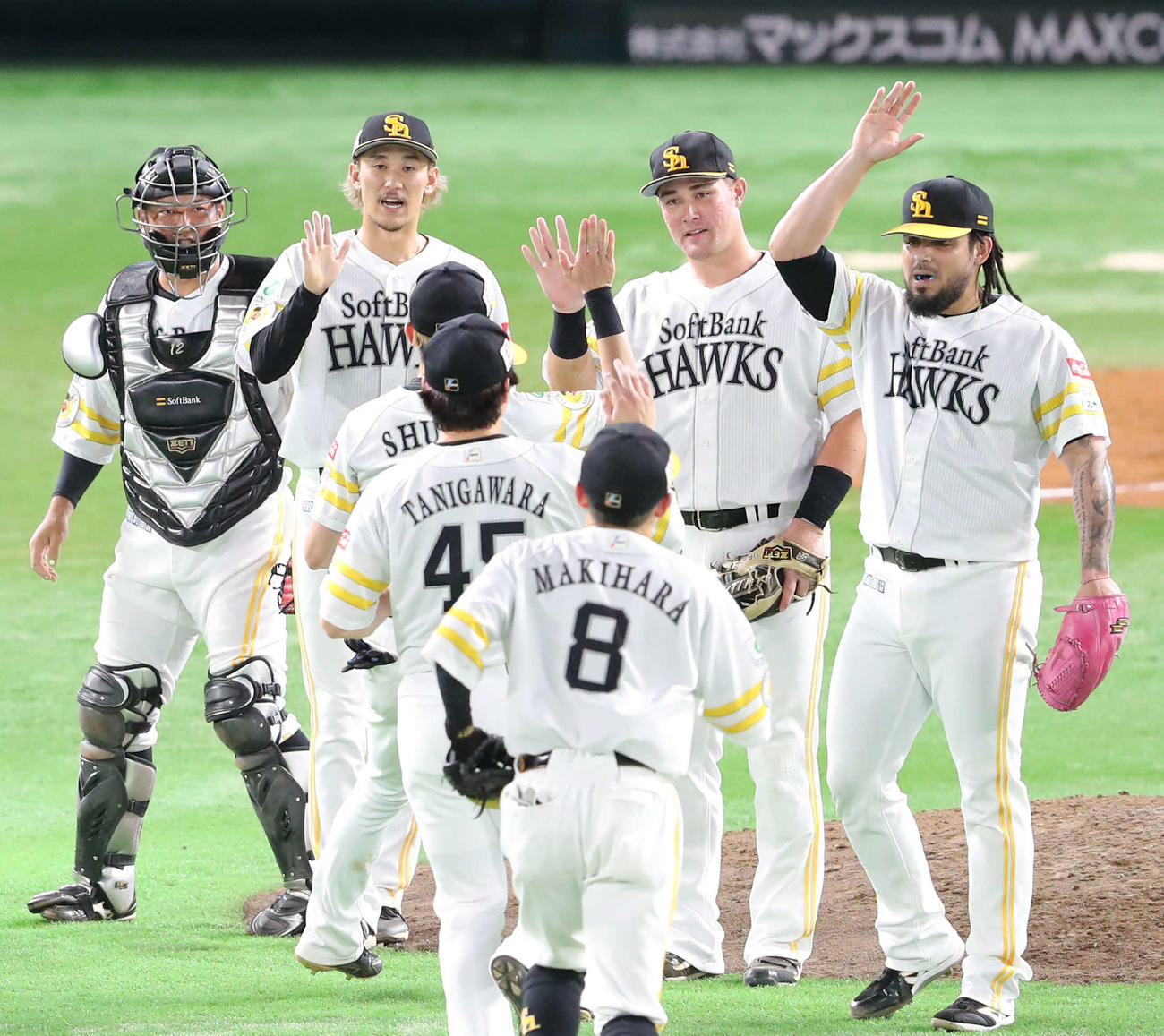 ソフトバンク対日本ハム　連勝しハイタッチをかわす決勝打の三森（左から2人目）らソフトバンクナイン（撮影・梅根麻紀）