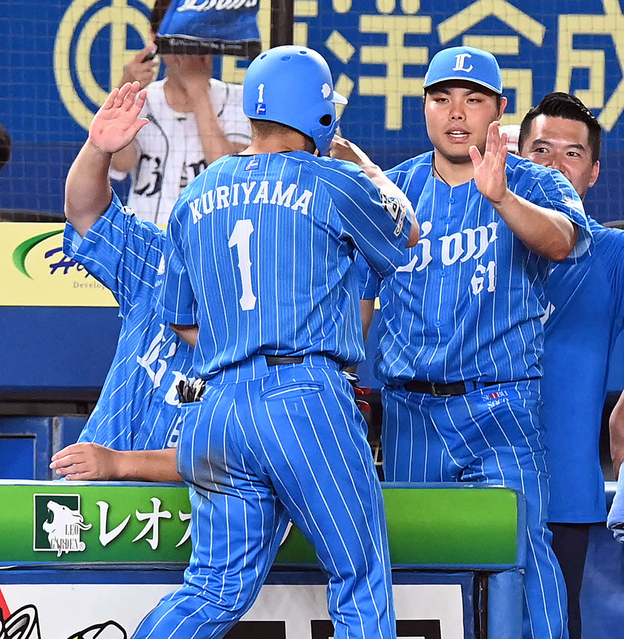 ロッテ対西武　7回表西武2死二、三塁、蛭間の右前適時打で生還した栗山を迎える平良（撮影・たえ見朱実）