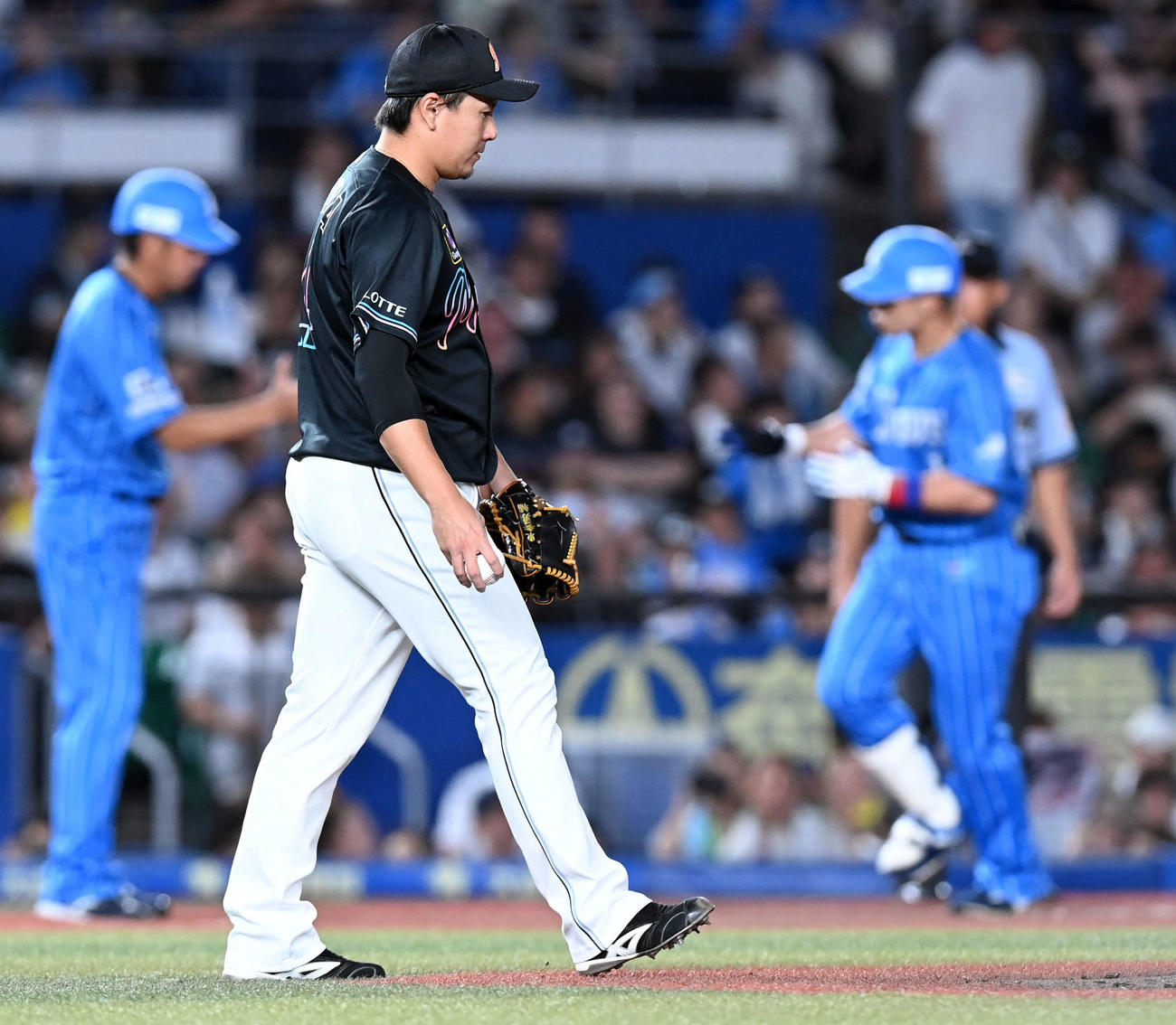 ロッテ対西武　5回表西武無死一塁、栗山に2点本塁打を浴びた東妻（撮影・たえ見朱実）