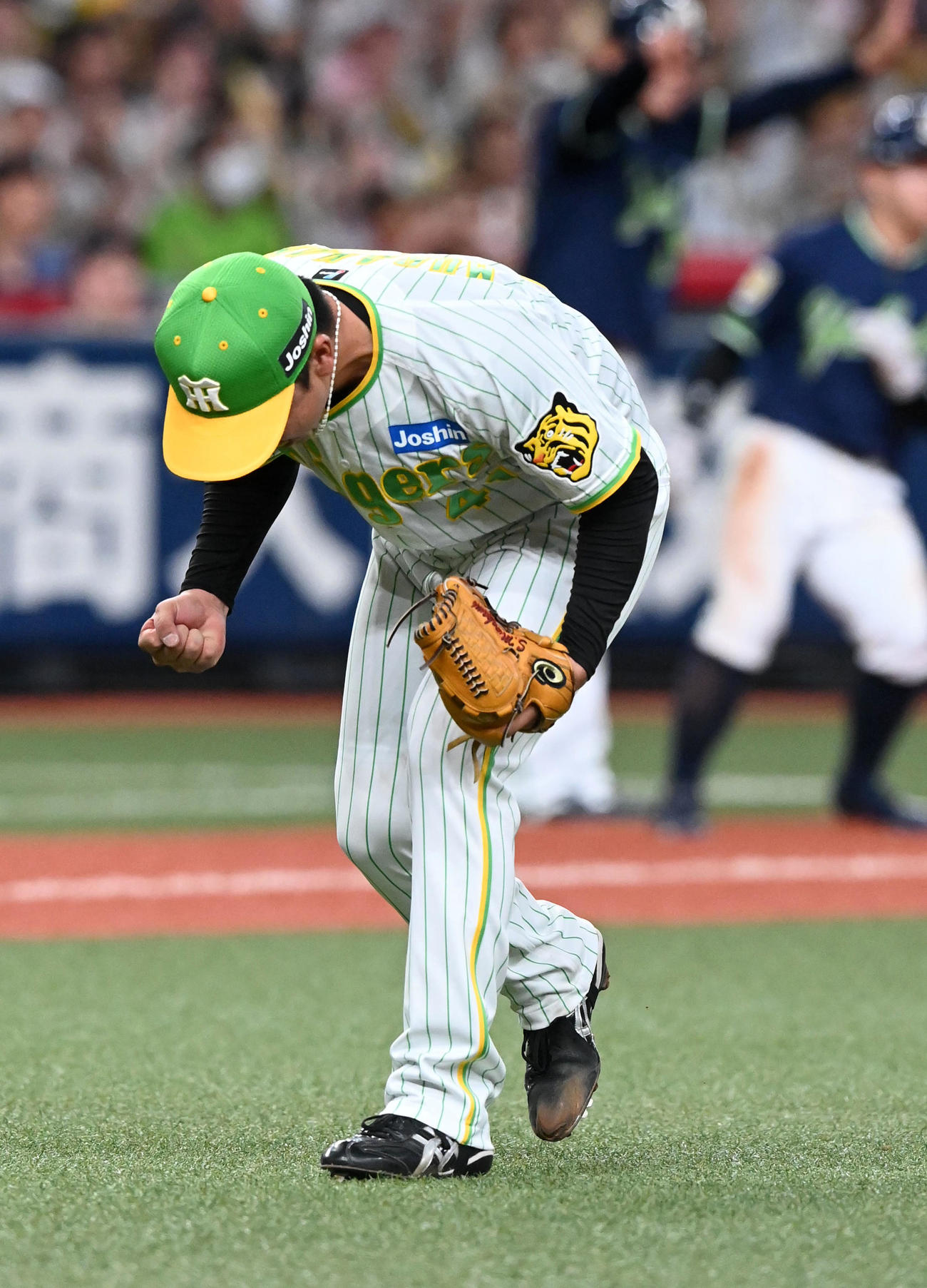 阪神対ヤクルト　7回表ヤクルト1死満塁、代打の川端を三ゴロ併殺に打ち取りほえる阪神村上（撮影・前岡正明）
