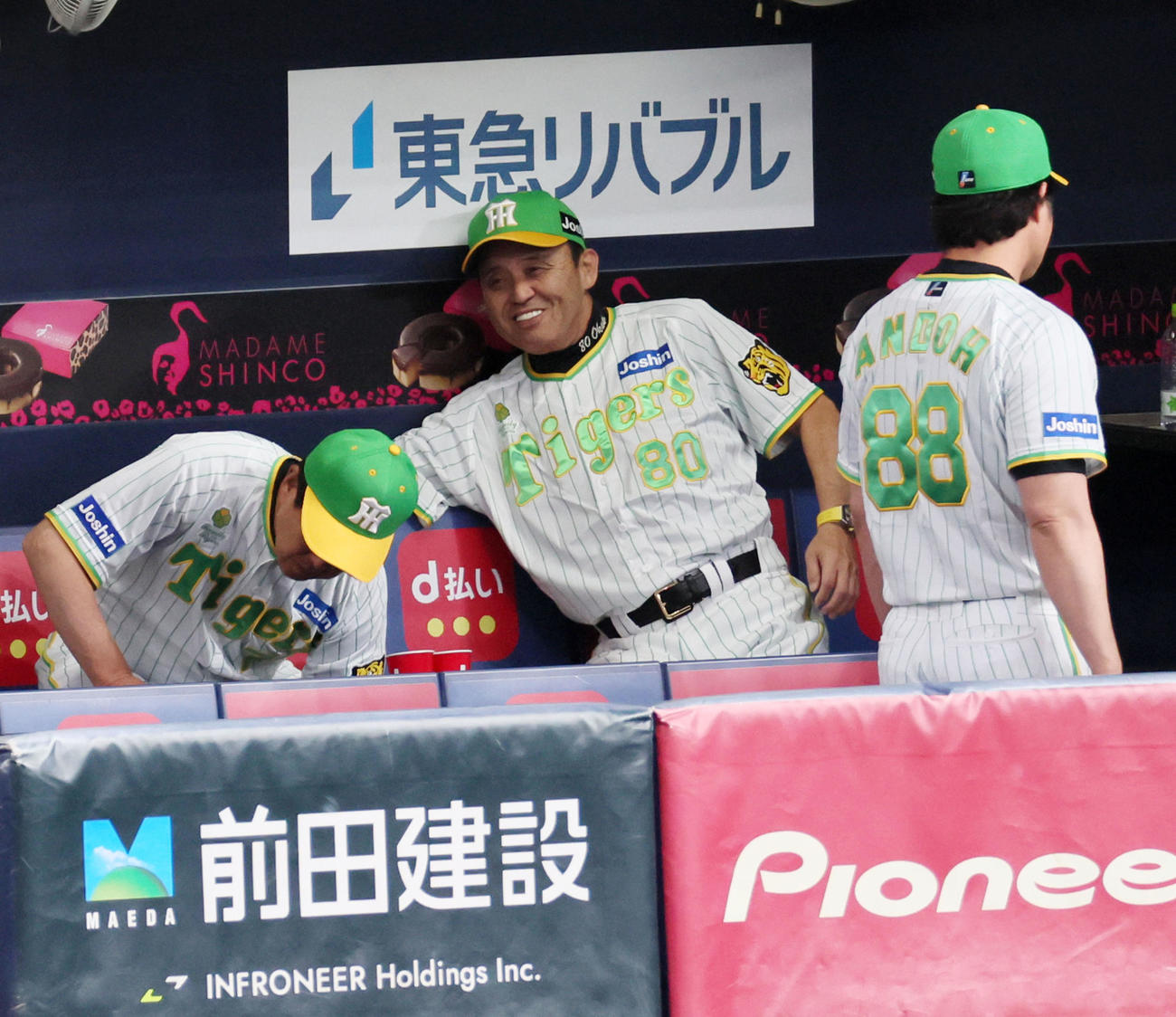 阪神対ヤクルト　6回裏阪神1死一塁、森下が遊ゴロ併殺打に倒れベンチで苦笑いを見せる岡田監督（撮影・加藤哉）