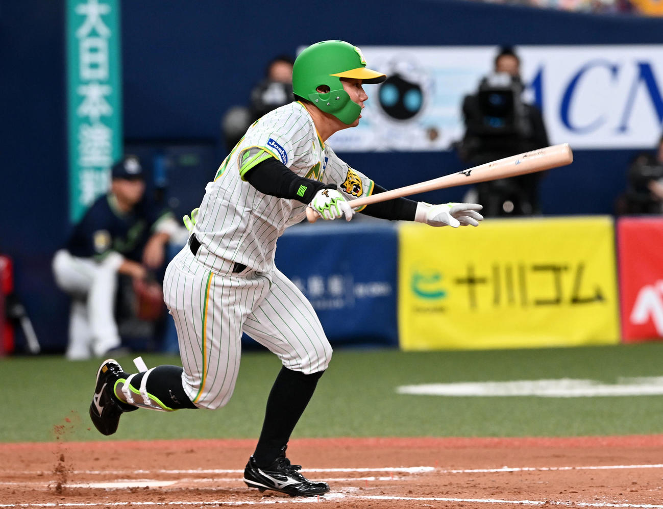 阪神対ヤクルト　8回裏阪神1死一塁、糸原は中適時二塁打を放つ（撮影・前岡正明）
