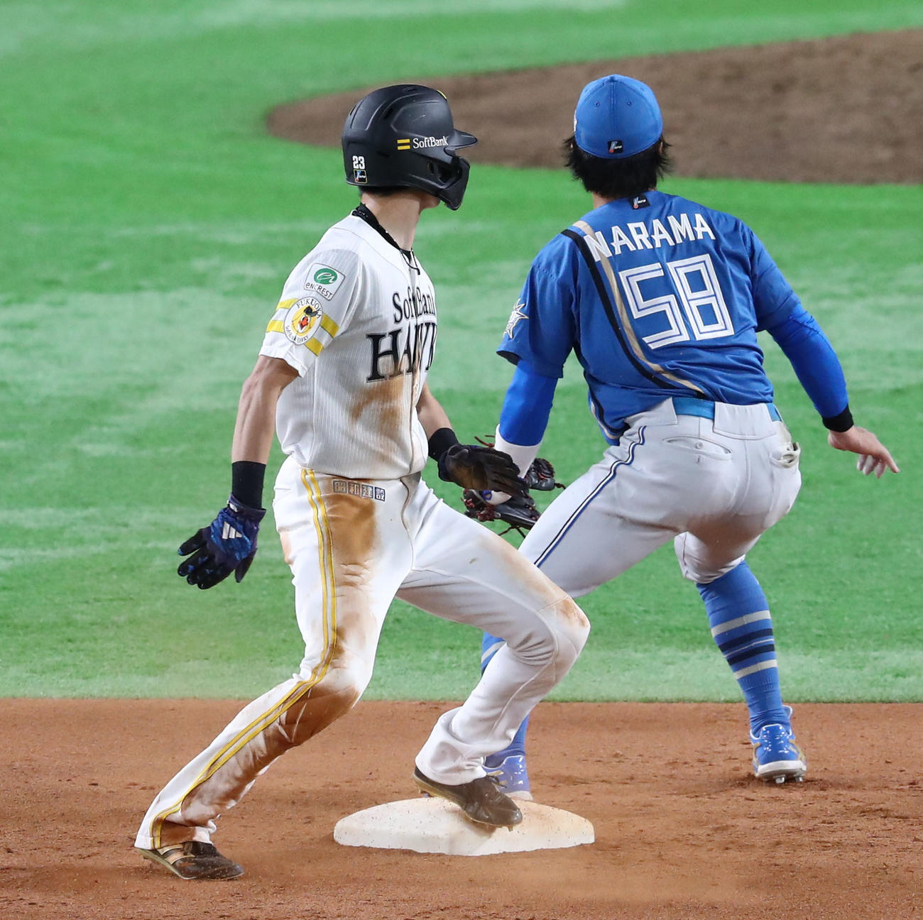 ソフトバンク対日本ハム　8回裏ソフトバンク1死一塁、打者・三森のとき一塁走者の周東は二盗成功（撮影・梅根麻紀）