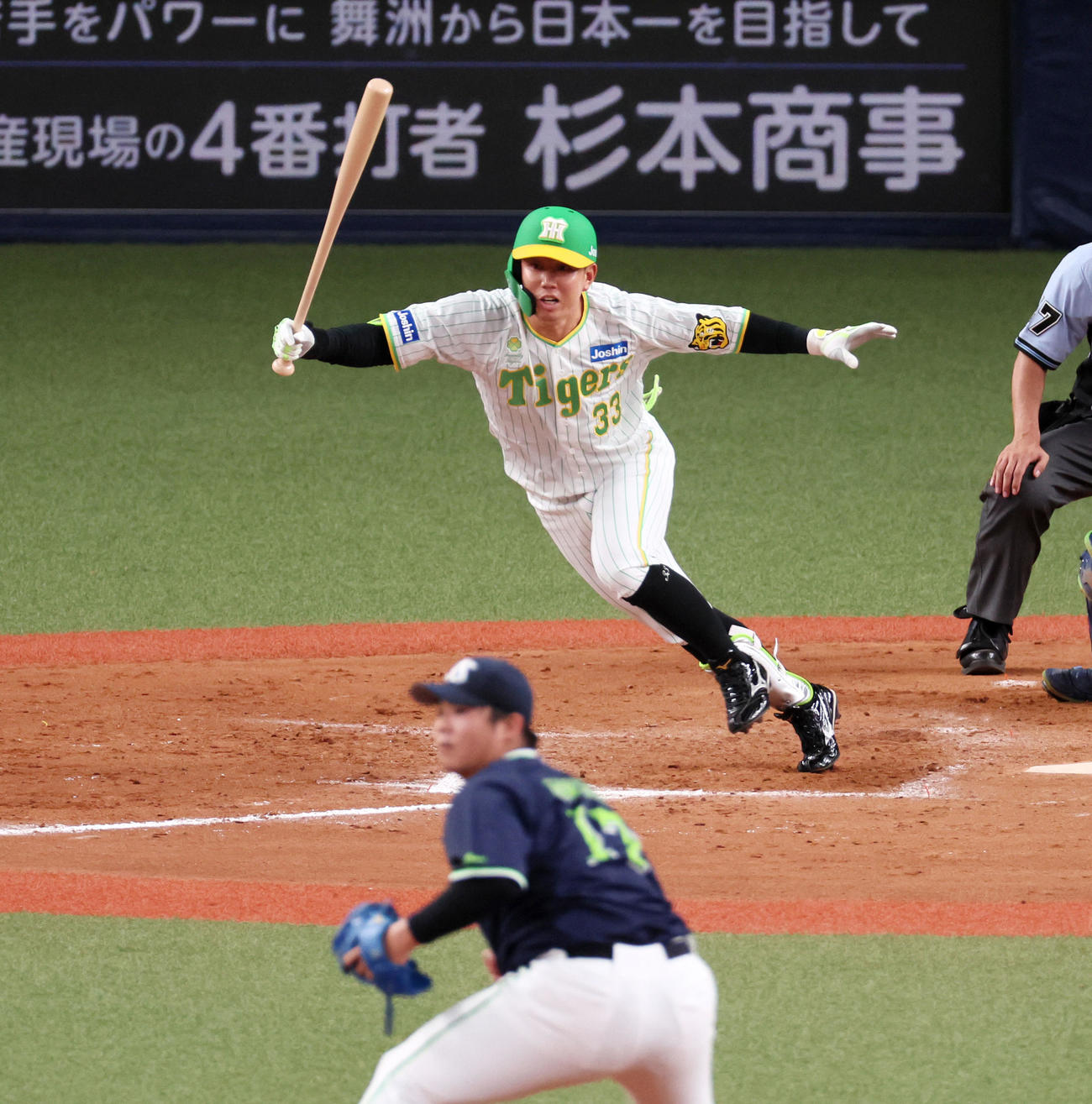 阪神対ヤクルト　8回裏阪神1死一塁、代打糸原は中越え勝ち越し適時二塁打を放つ。投手は清水（撮影・加藤哉）