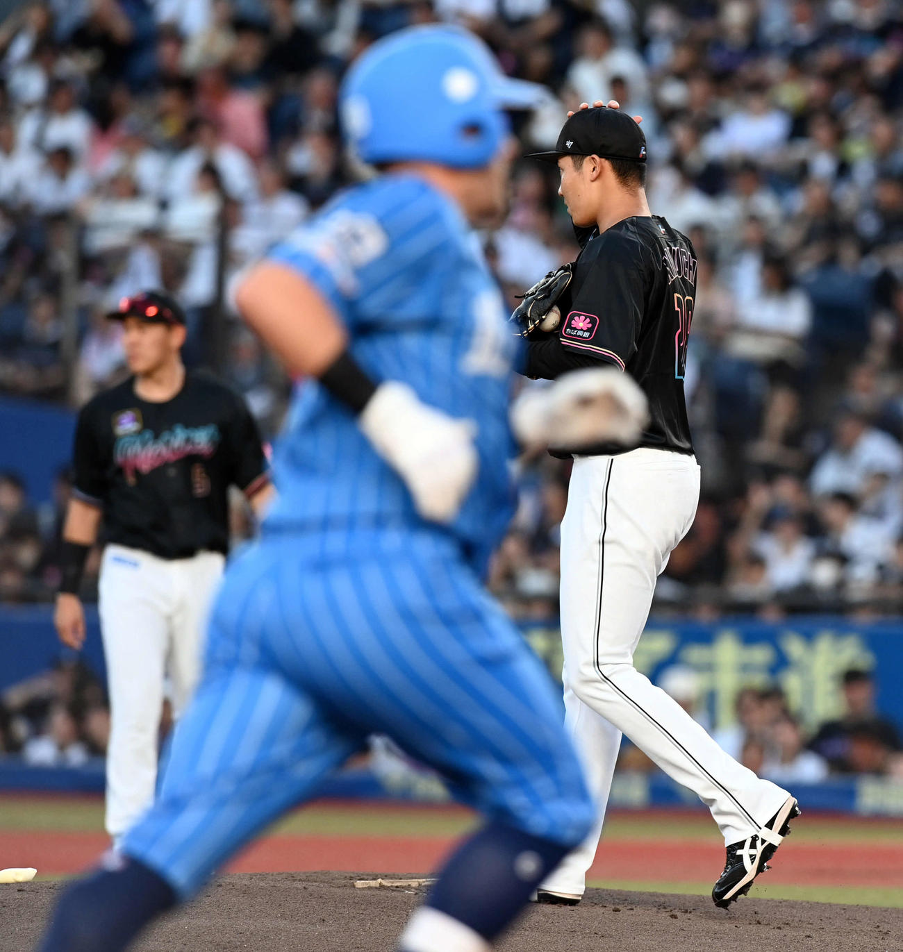 ロッテ対西武　1回表西武2死、ペイトンに先制のソロ本塁打を浴びる菊地（撮影・たえ見朱実）