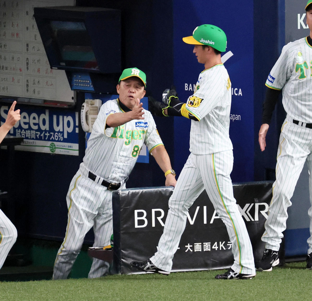 阪神対ヤクルト　1回裏阪神2死二塁、岡田監督（左）は大山の先制適時打で生還した近本を迎える（撮影・加藤哉）