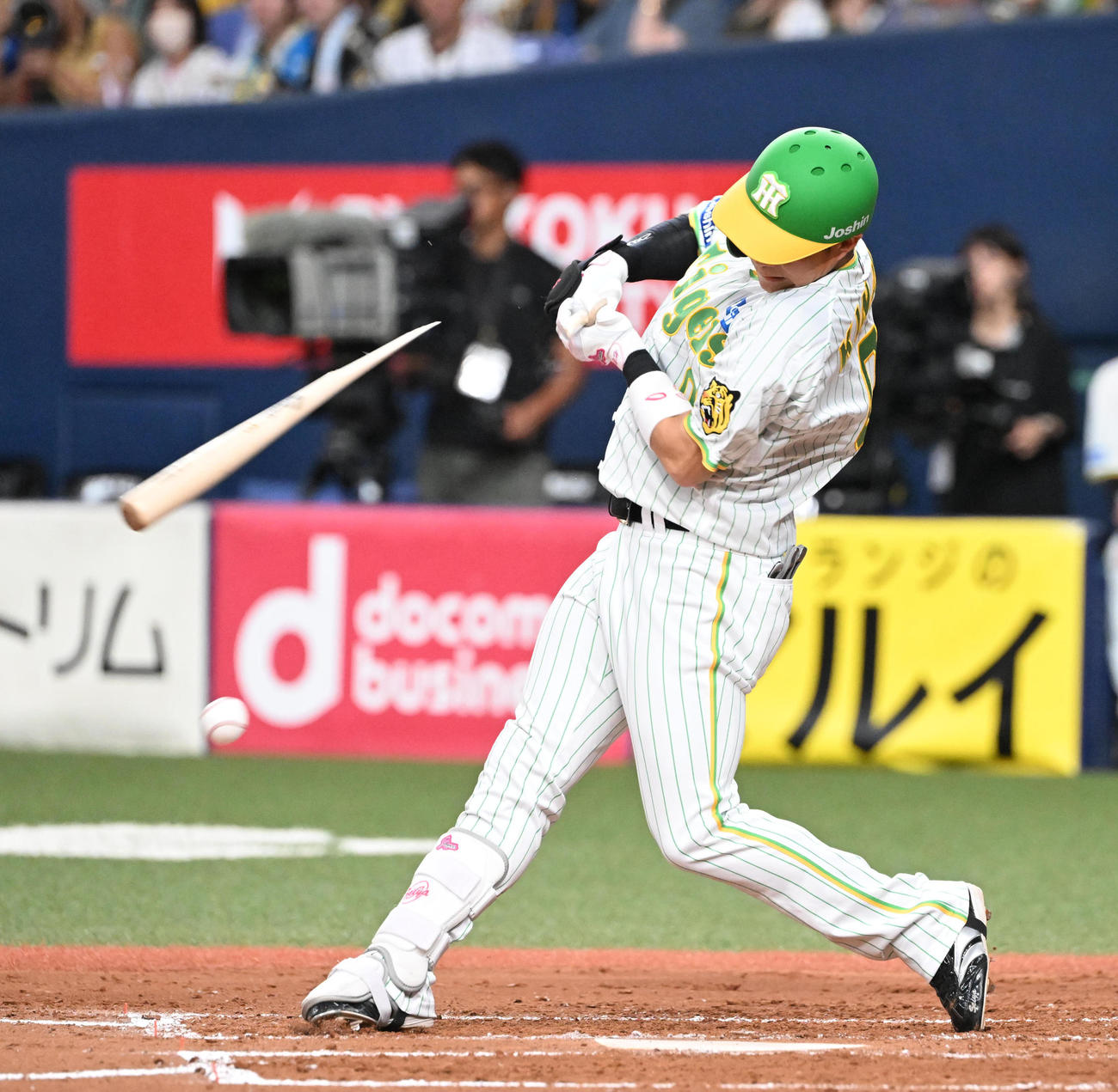 阪神対ヤクルト　3回裏阪神2死一、二塁、一塁内野安打を放つ木浪（撮影・和賀正仁）