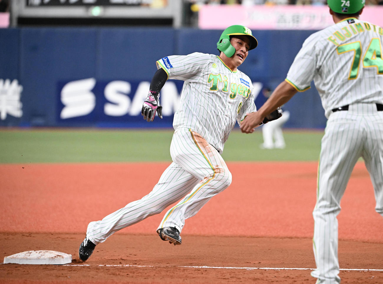 阪神対ヤクルト　8回裏阪神1死一塁、糸原の二塁打で三塁を回る木浪（（撮影・和賀正仁）