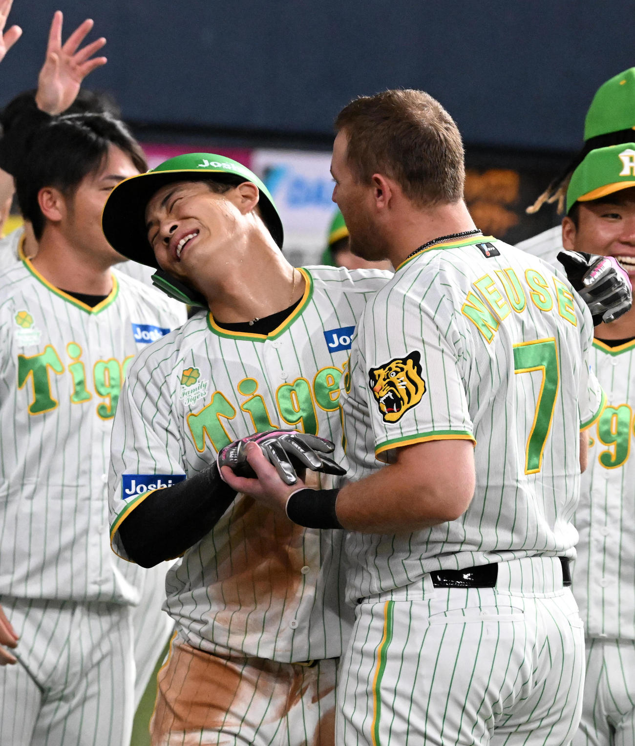阪神対ヤクルト　8回裏阪神1死一塁、糸原の勝ち越し適時二塁打で生還した木浪（左）はノイジーの熱いハグを受ける（撮影・前岡正明）