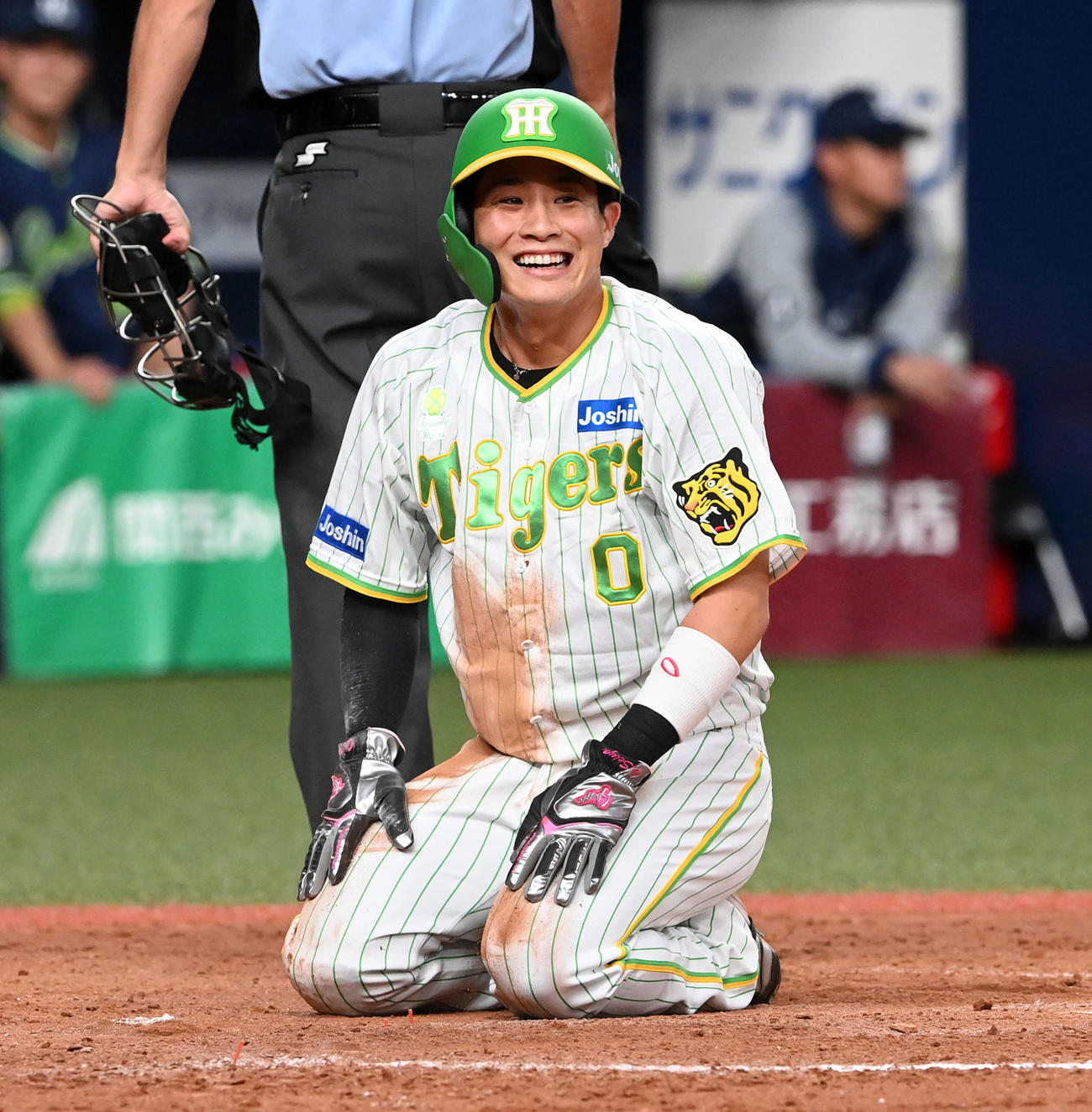 阪神対ヤクルト　8回裏阪神1死一塁、糸原の中適時二塁打で生還する木浪（撮影・前岡正明）