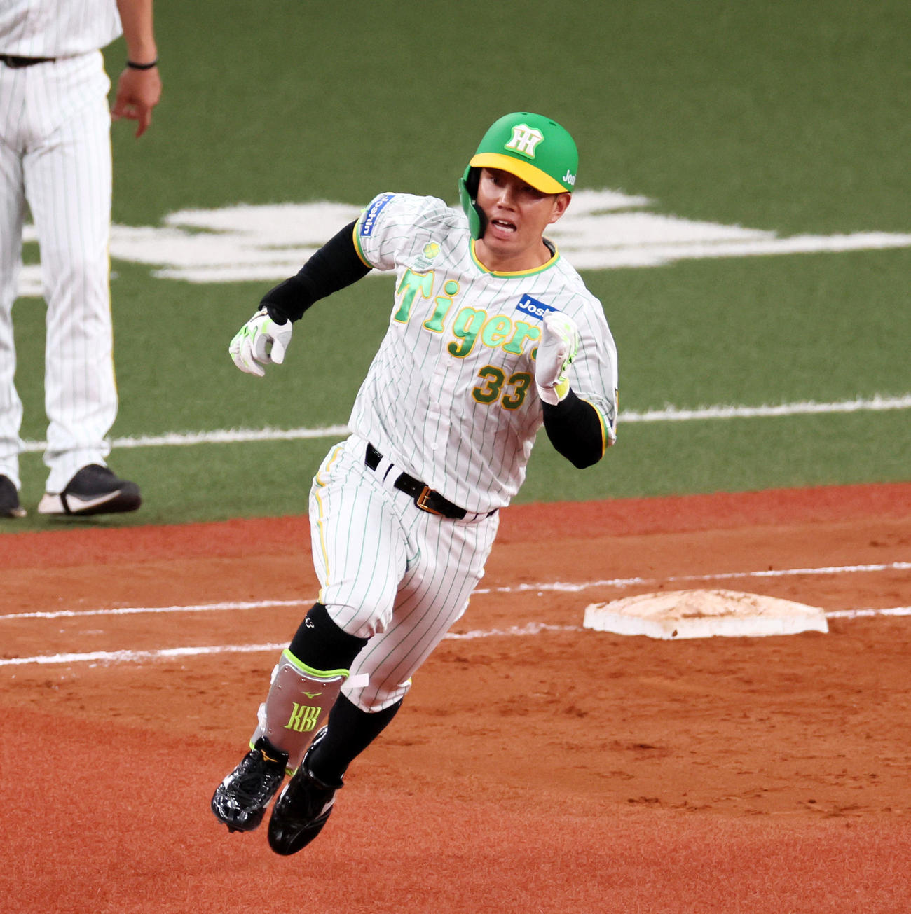 阪神対ヤクルト　8回裏阪神1死一塁、代打糸原は中越え勝ち越し適時打を放ち二塁に向かう（撮影・加藤哉）