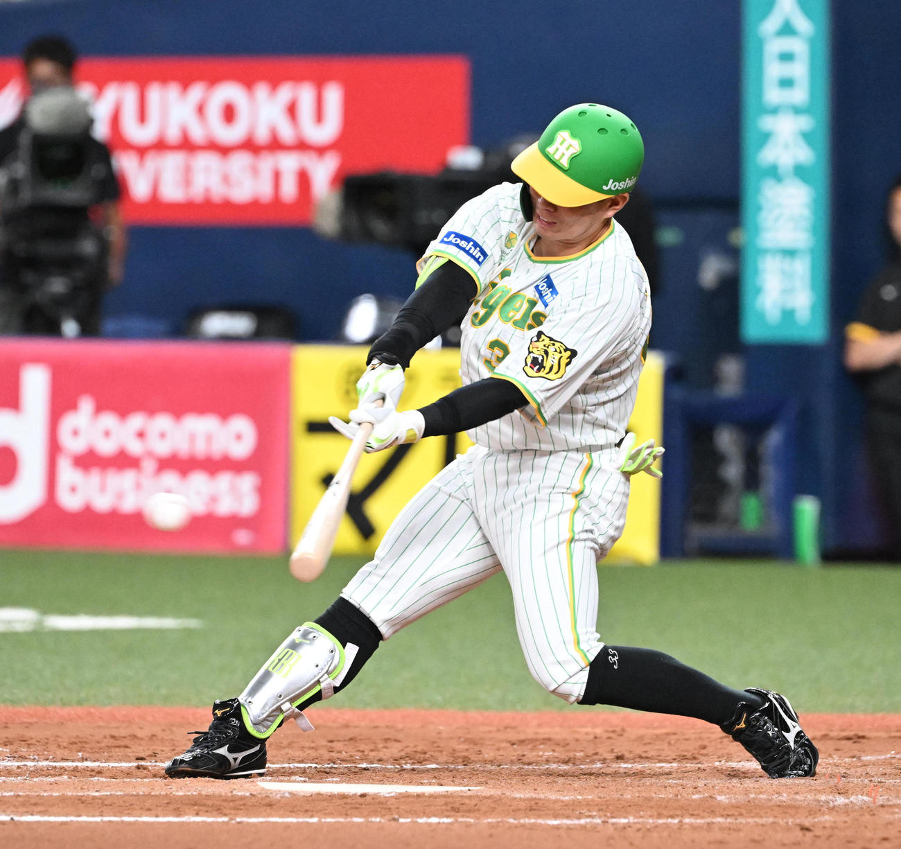 阪神対ヤクルト　8回裏阪神1死一塁、右中間を破る適時二塁打を放つ糸原（撮影・和賀正仁）