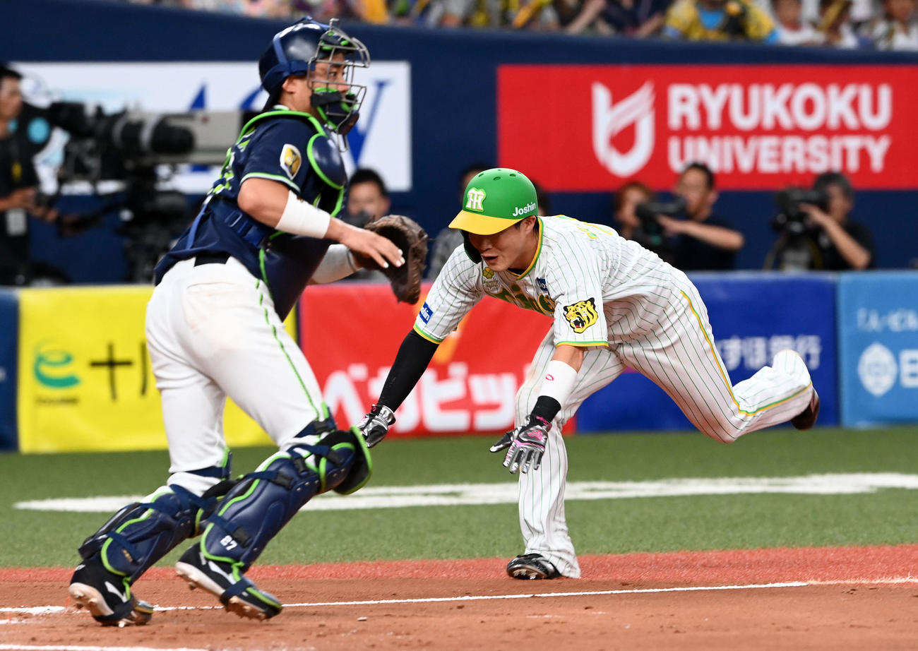 阪神対ヤクルト　8回裏阪神1死一塁、糸原の中適時二塁打で生還する木浪（撮影・前岡正明）