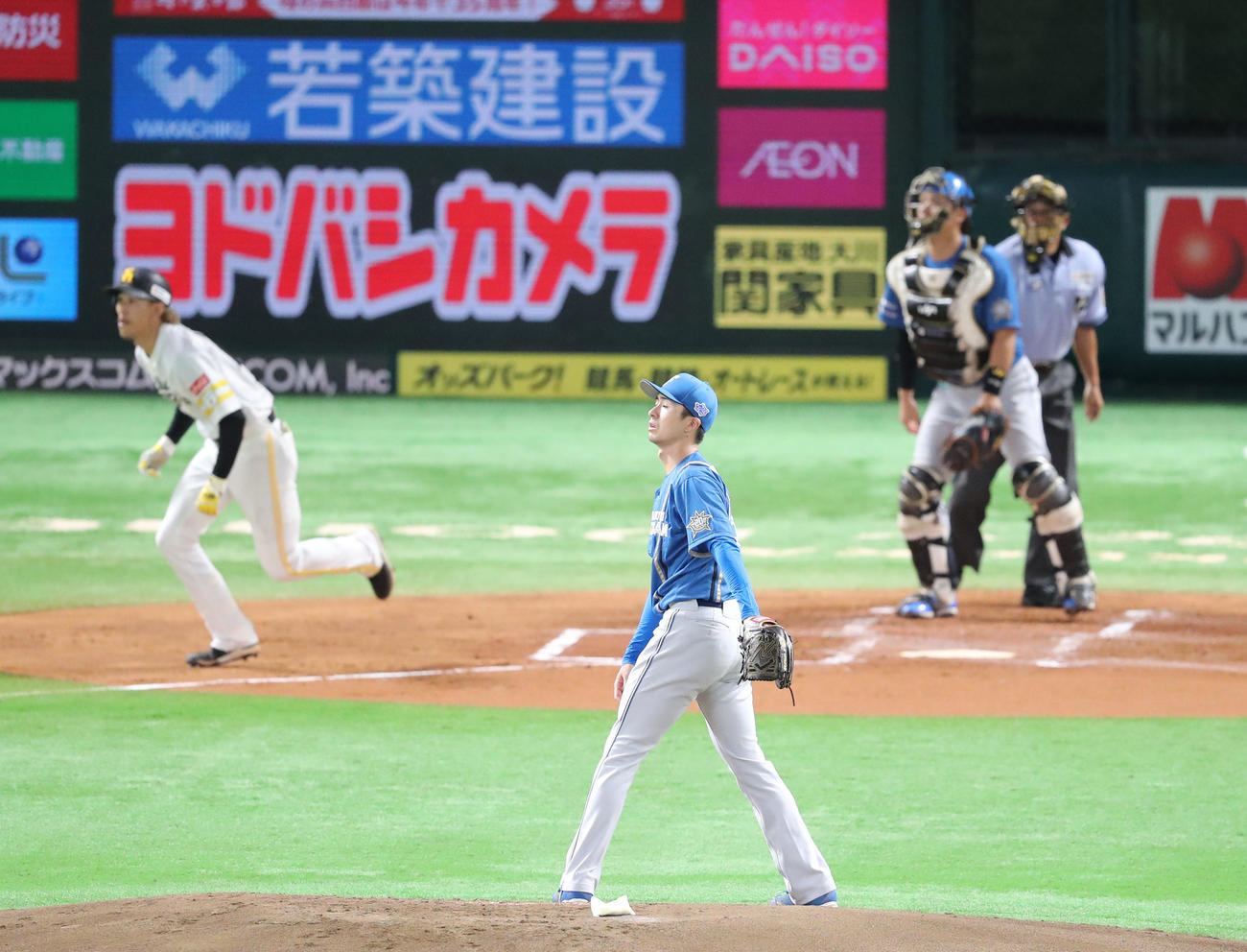 ソフトバンク対日本ハム　1回裏ソフトバンク無死、三森に右越え同点本塁打を浴びた上沢（撮影・梅根麻紀）
