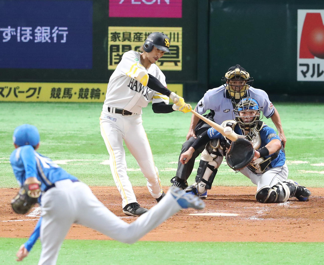 ソフトバンク対日本ハム　2回裏ソフトバンク無死満塁、三森は右前適時打を放つ（撮影・梅根麻紀）