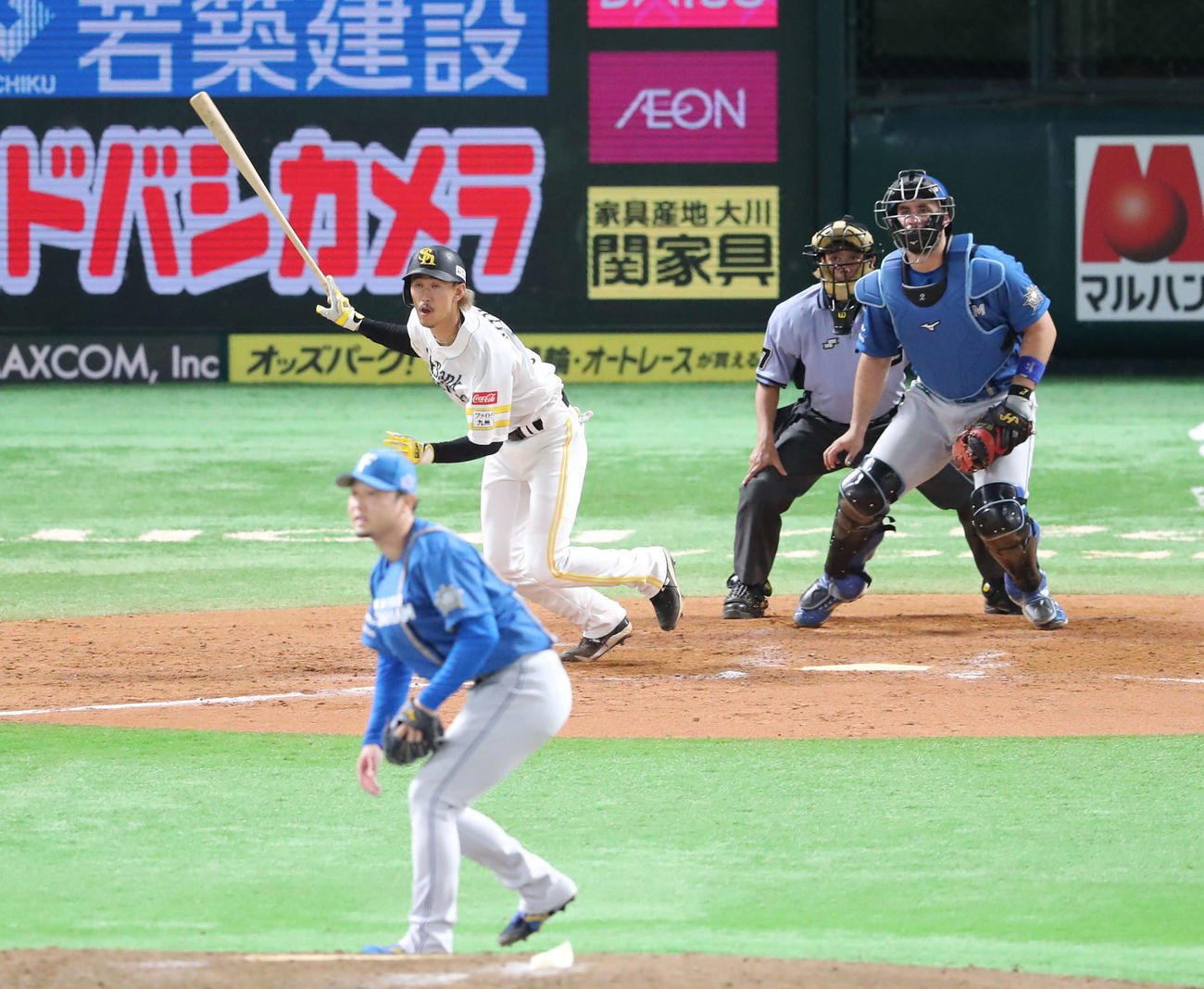 ソフトバンク対日本ハム　8回裏ソフトバンク1死二塁、三森は右中間に勝ち越しの適時三塁打を放つ（撮影・梅根麻紀）