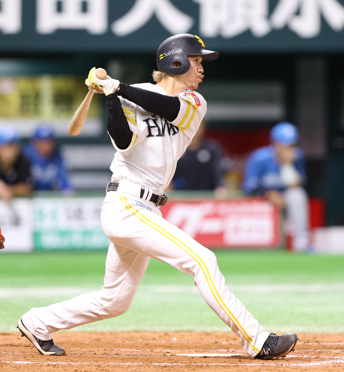 ソフトバンク対日本ハム　8回裏ソフトバンク1死一塁、三森は勝ち越しとなる中越え三塁打を放つ（撮影・冨田成美）