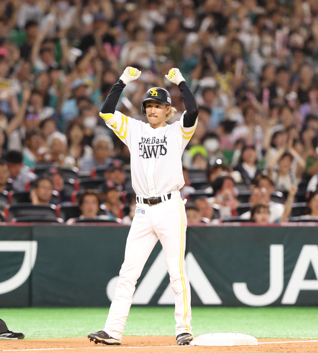 ソフトバンク対日本ハム　8回裏ソフトバンク1死一塁、三森は勝ち越しとなる中越え三塁打を放つ（撮影・冨田成美）
