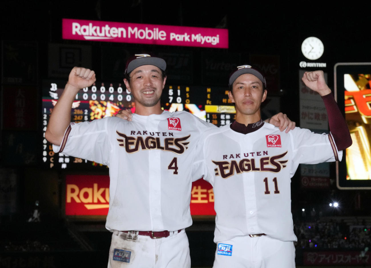 楽天対オリックス　22時37分、ヒーローインタビュー後、記念撮影をする阿部（左）と岸（撮影・狩俣裕三）