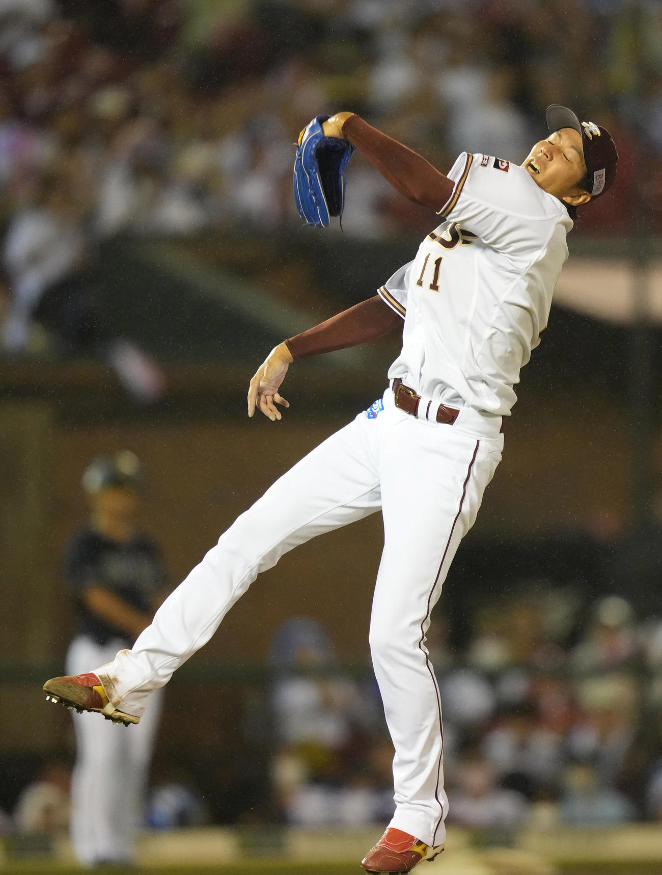 楽天対オリックス　8回表オリックス2死、宜保の打球に反応する楽天先発の岸（撮影・狩俣裕三）