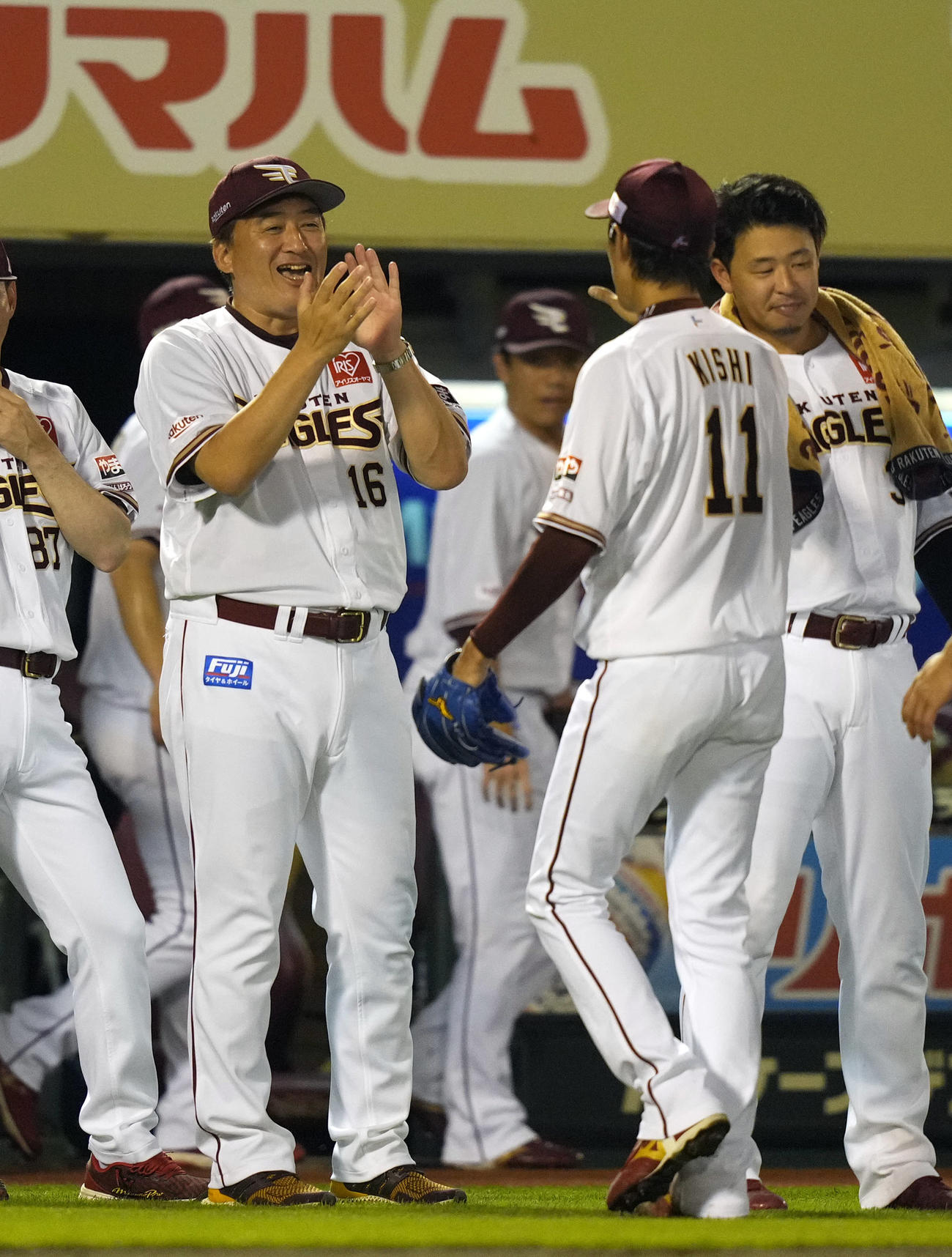 楽天対オリックス　試合後、完封勝利の岸（右）を迎える石井監督（撮影・狩俣裕三）