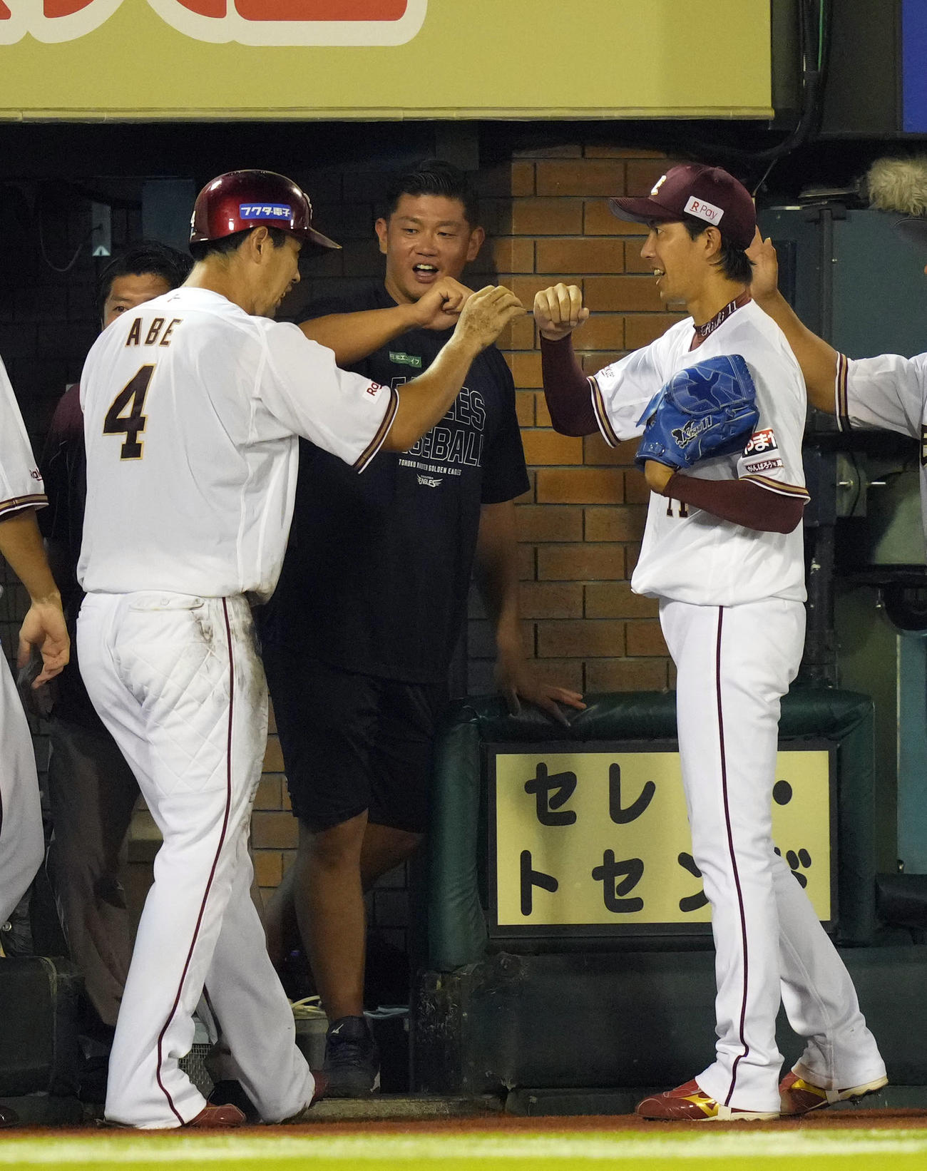 楽天対オリックス　6回裏楽天1死一塁、鈴木大の2点本塁打で生還した阿部（左）を笑顔で迎える岸（撮影・狩俣裕三）