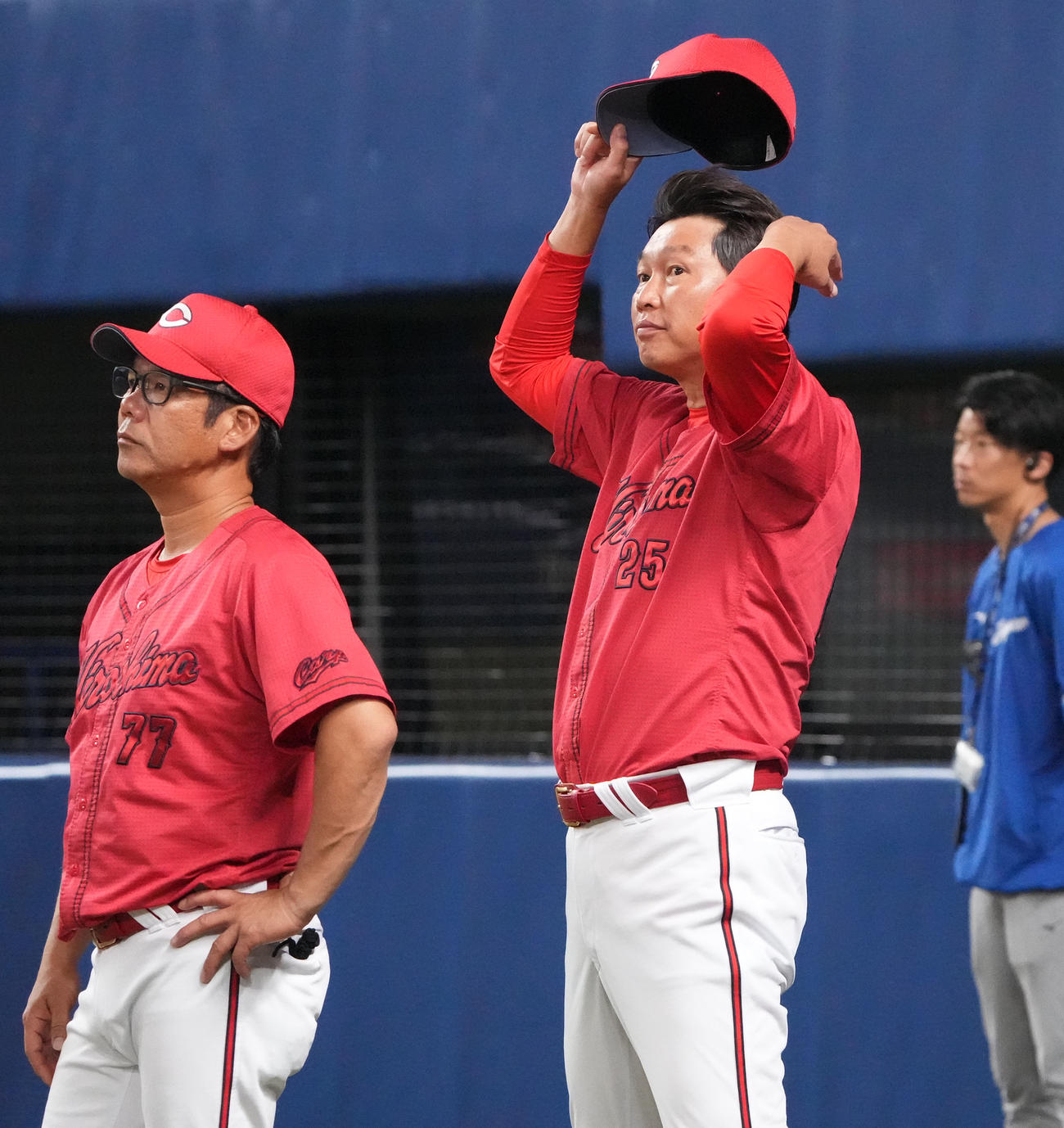 中日対広島　引き分けに終わり厳しい表情の新井監督（右）（撮影・森本幸一）