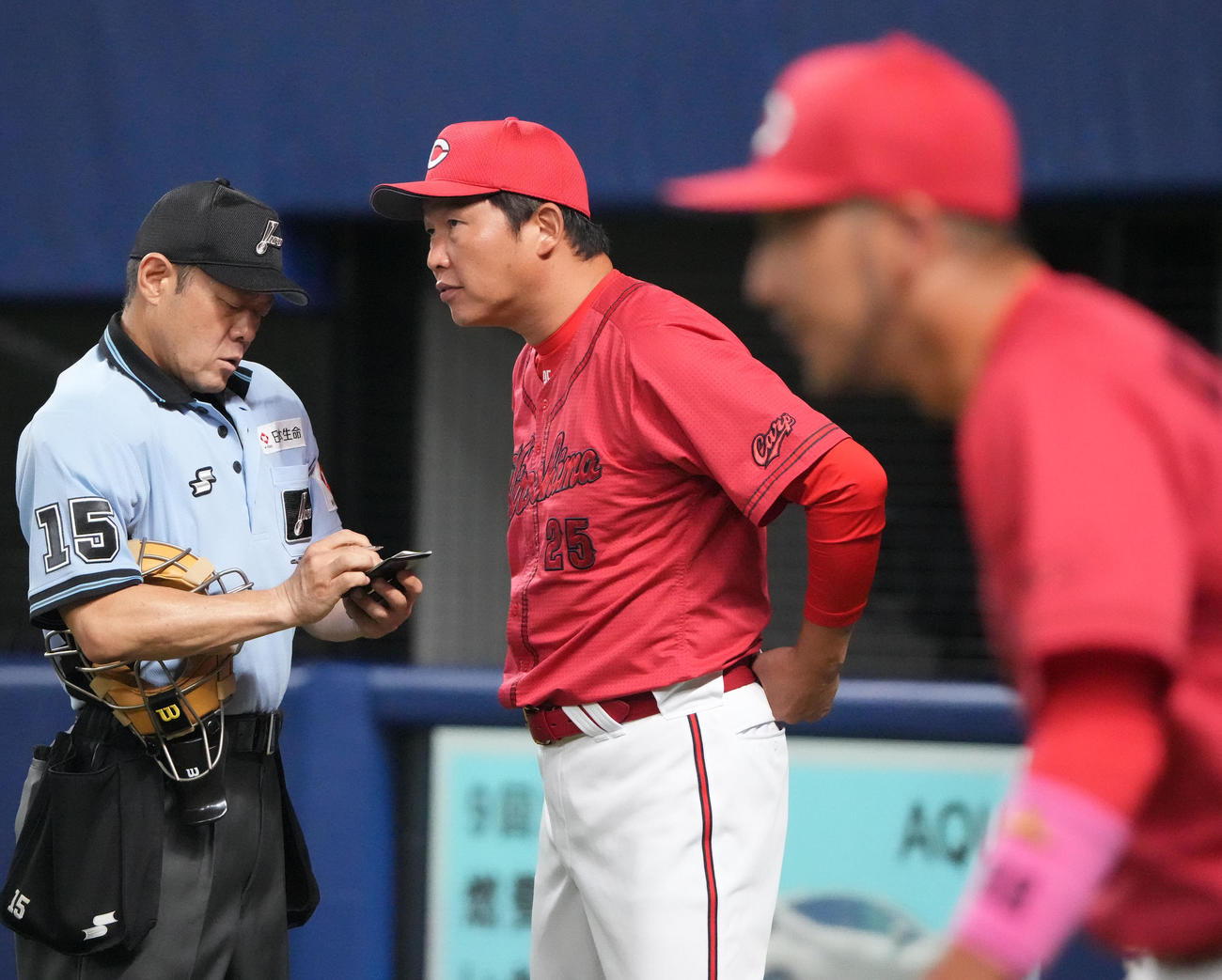 中日対広島　3回表終了、選手交代を告げる新井監督（中央）（撮影・森本幸一）