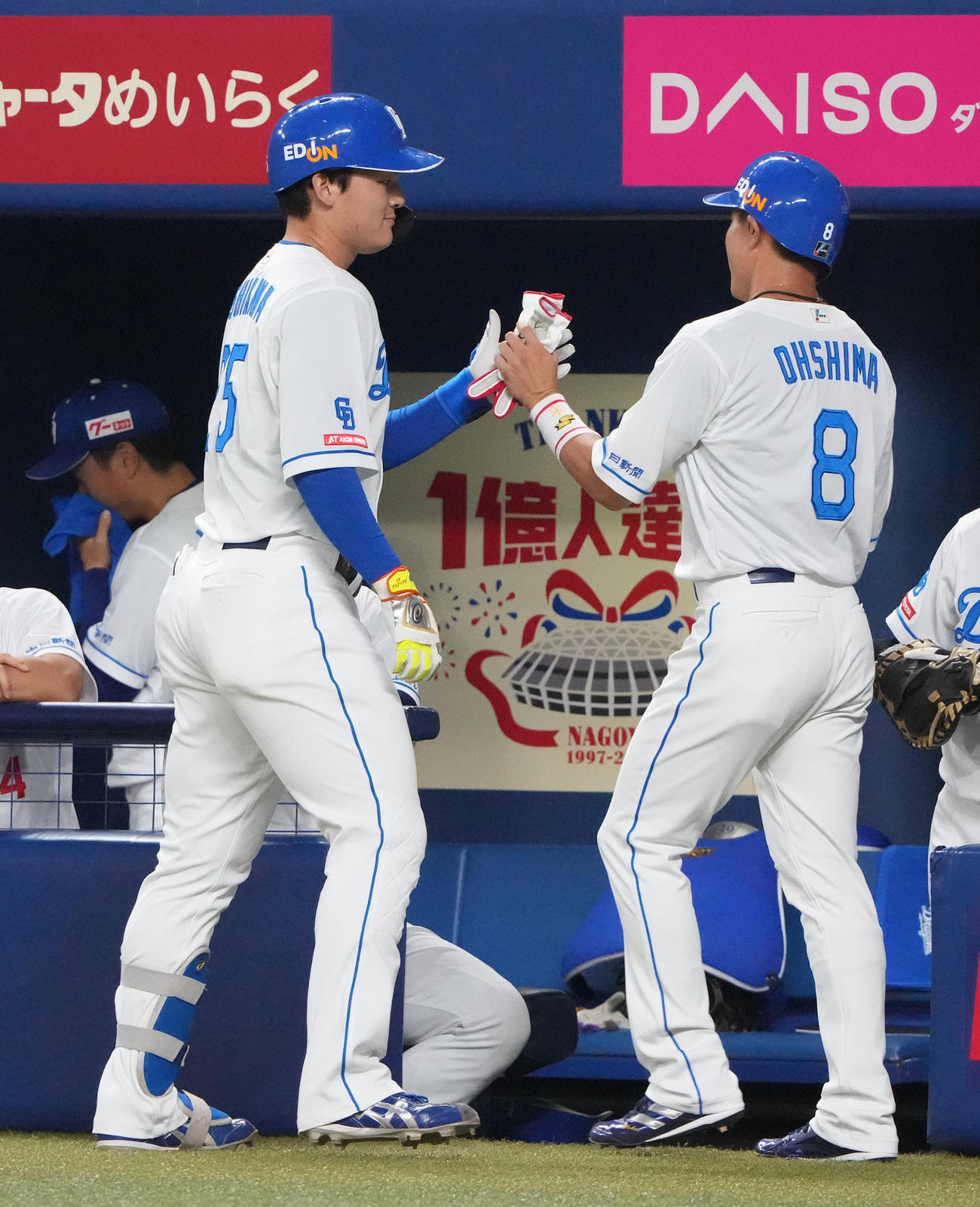 中日対広島　1回裏中日無死一、三塁、生還した大島とタッチを交わす中犠飛を放った石川昂（左）（撮影・森本幸一）
