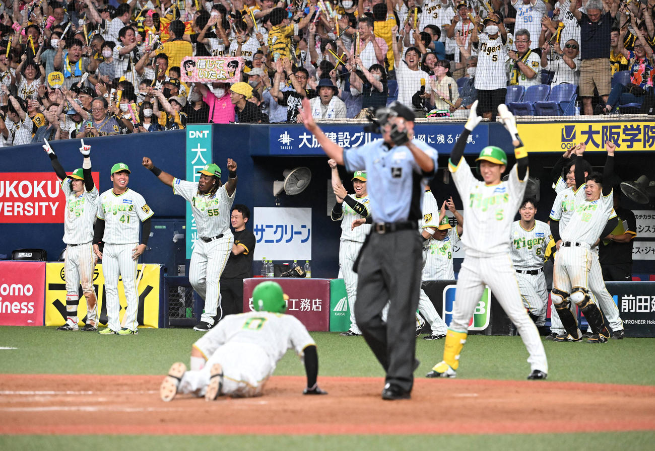 阪神対ヤクルト　8回裏阪神1死一塁、糸原の適時二塁打で木浪が生還しバンザイして喜ぶ阪神ナイン（撮影・和賀正仁）