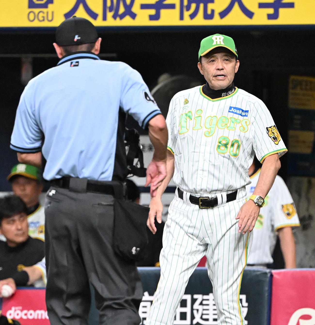 阪神対ヤクルト　8回、投手の交代を告げる阪神岡田監督（撮影・和賀正仁）