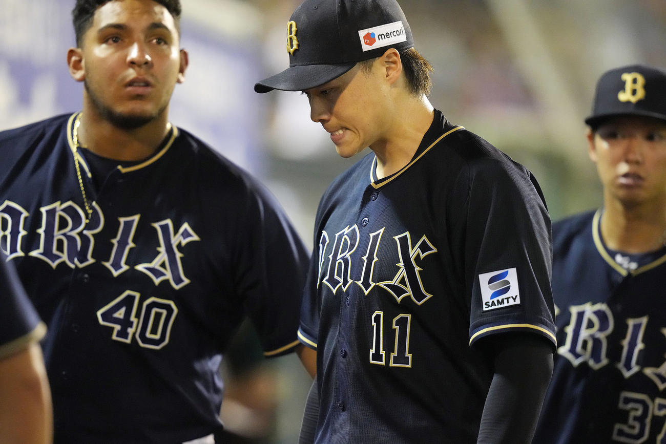 楽天対オリックス　6回裏途中、悔しそうな表情で降板するオリックス先発の山■（■は崎の大が立の下の横棒なし）福（撮影・狩俣裕三）